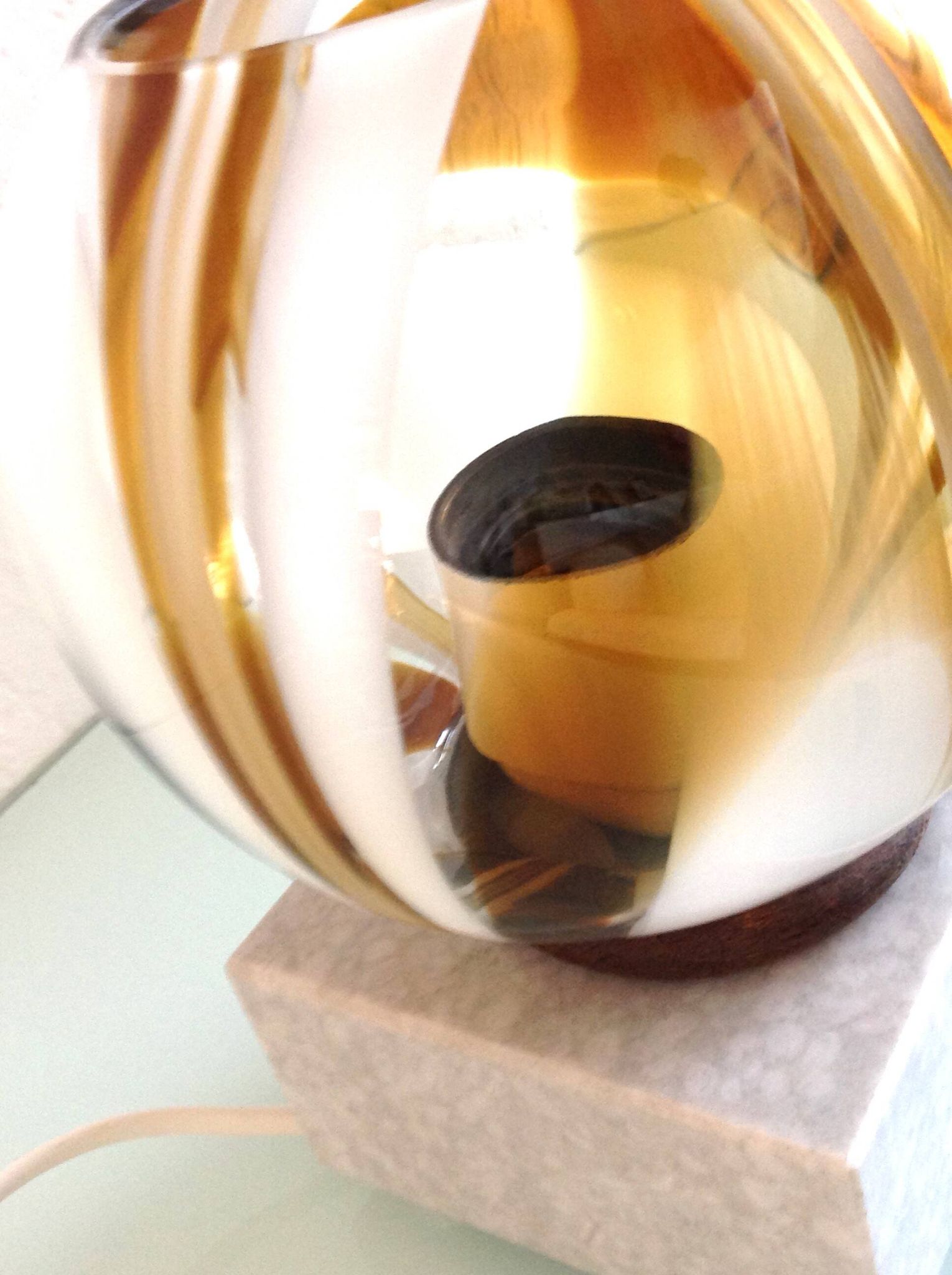 Lampe globe en verre polychrome sur socle marbre / vintage années 60-70