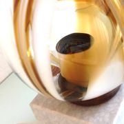 Lampe globe en verre polychrome sur socle marbre / vintage années 60-70