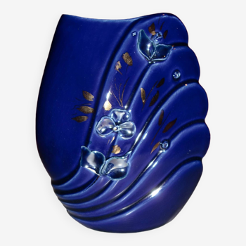 Vase bleu laqué flleurs & feuilles appliquées