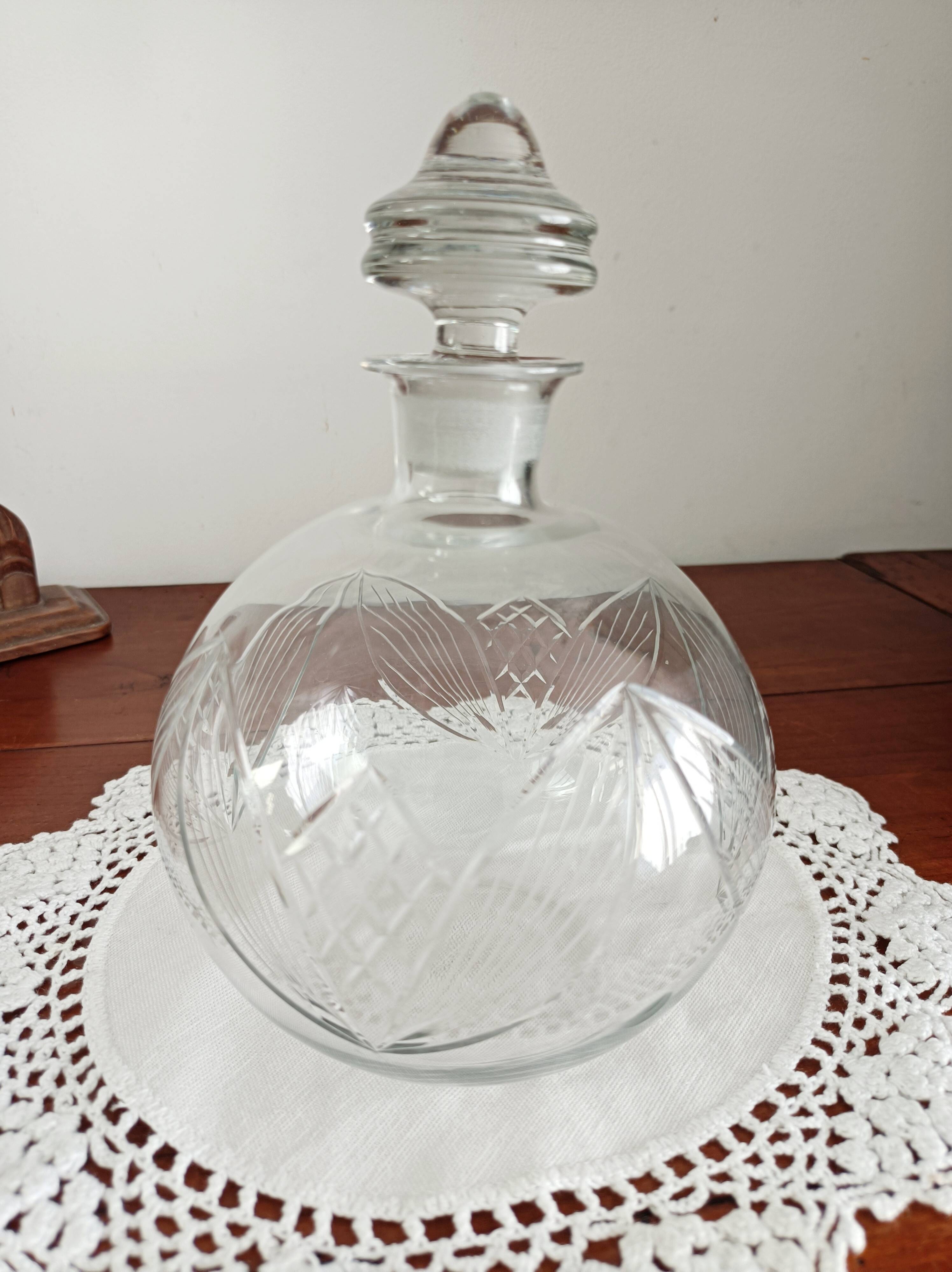 Carafe en verre gravé