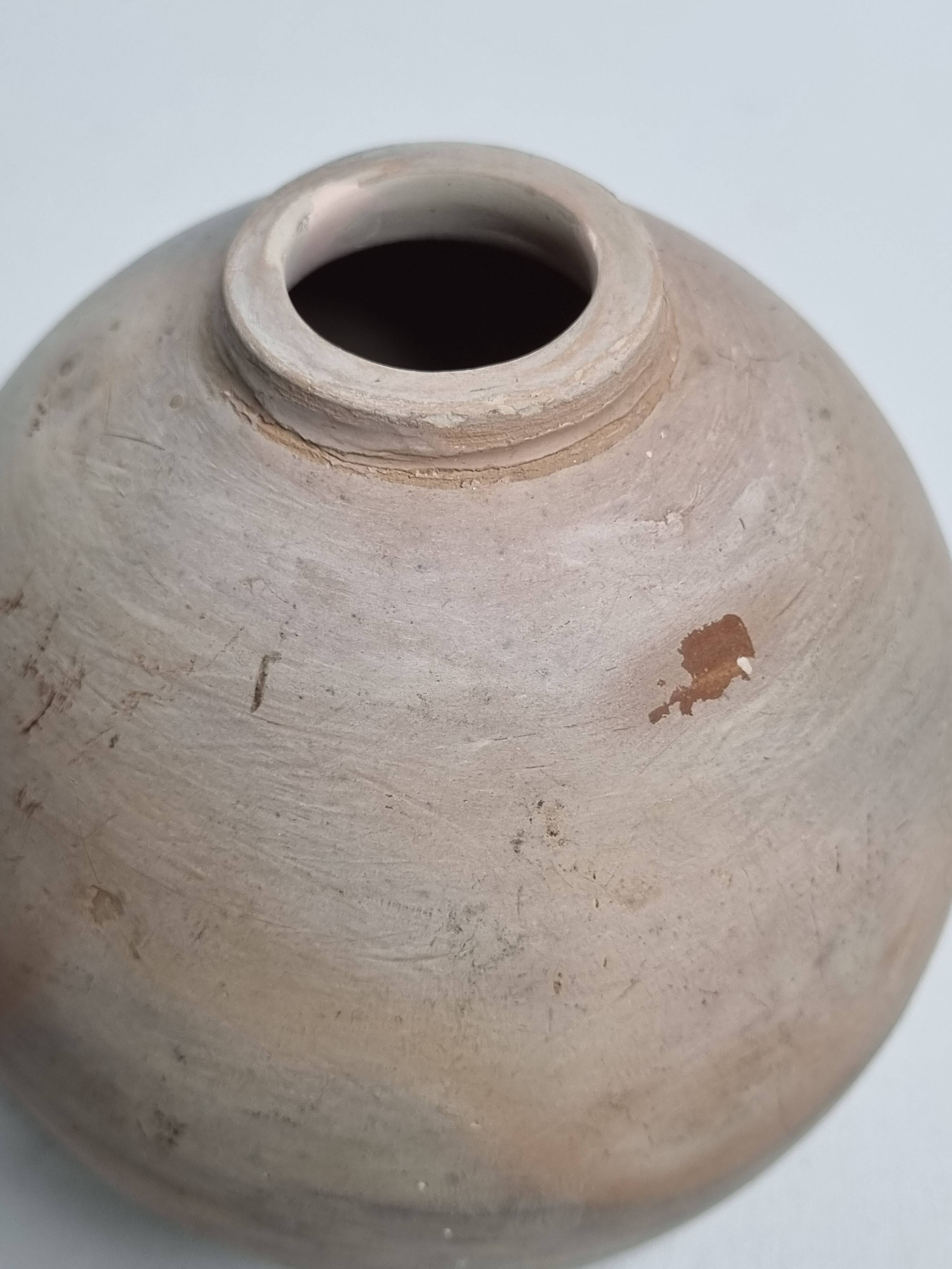 Round ceramic vase with raw finish, smoked firing, signed, late 20th century, 11 cm.