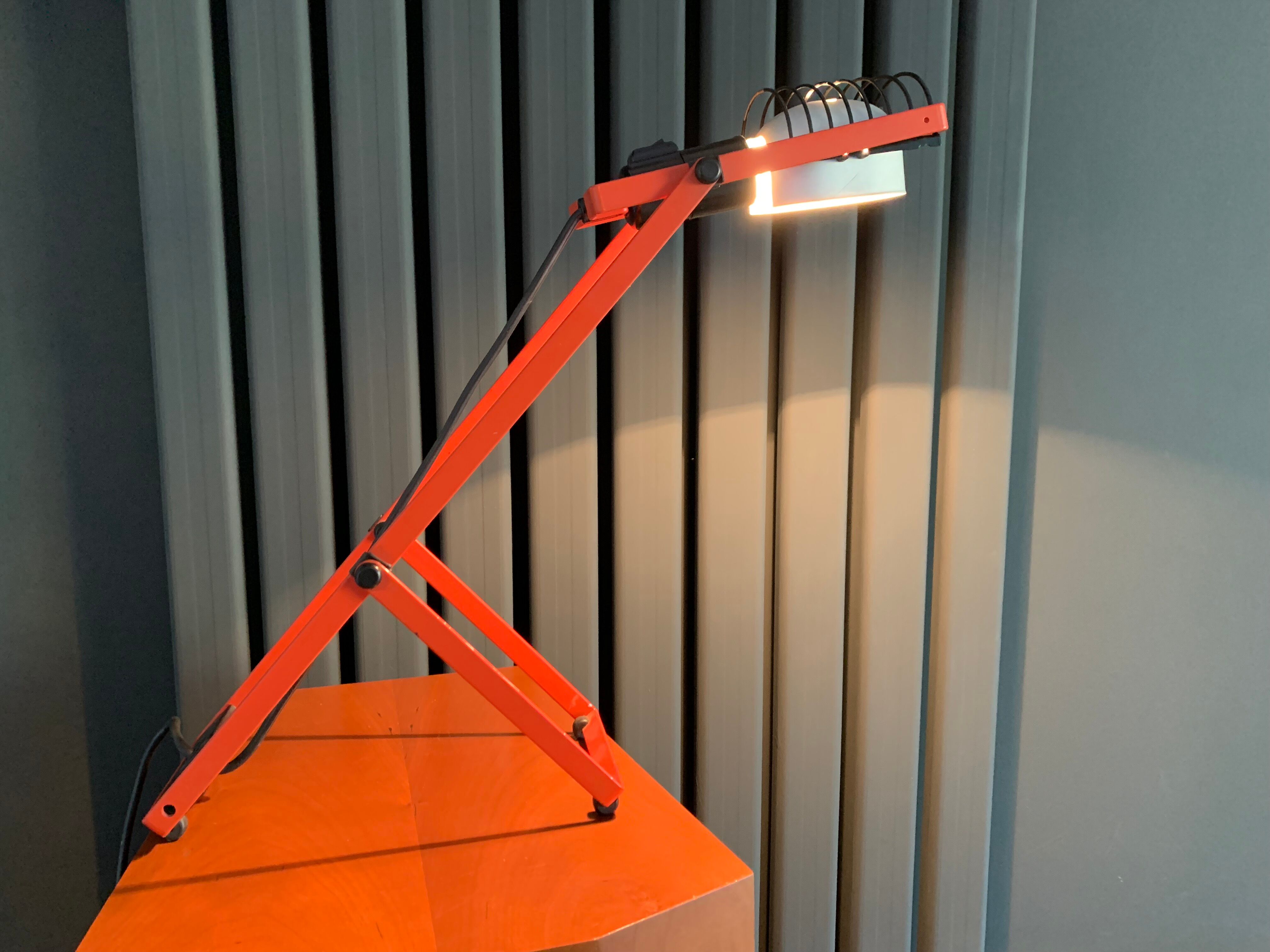 Red lamp model "Sintesi" of tavolo by Ernesto Gismondi for Artemide / Italy 70s