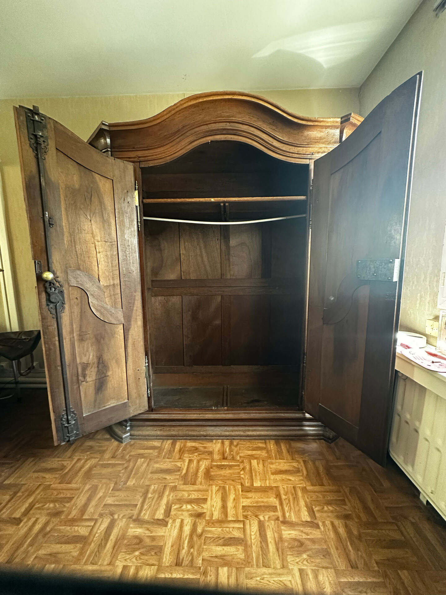 Large Alsatian Louis XV wardrobe in solid walnut – 18th century