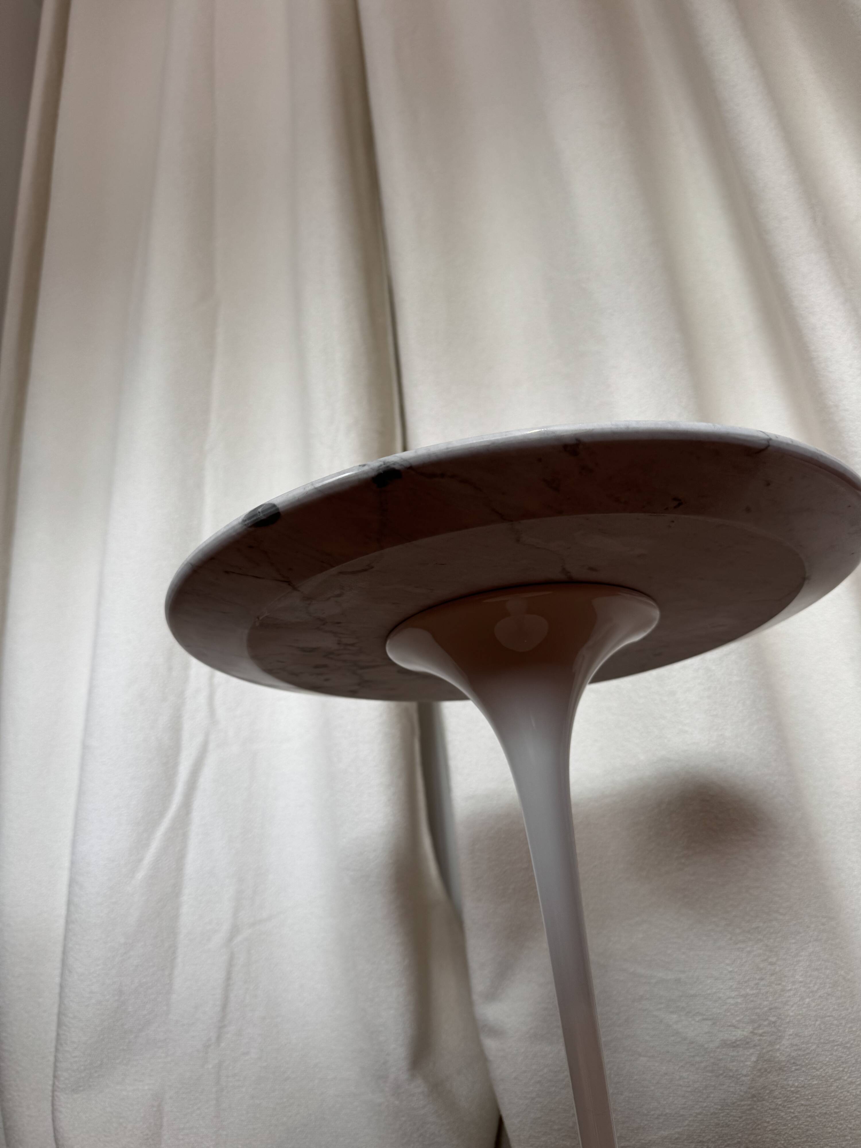 Designer coffee table in Carrara marble – Ø 41 cm