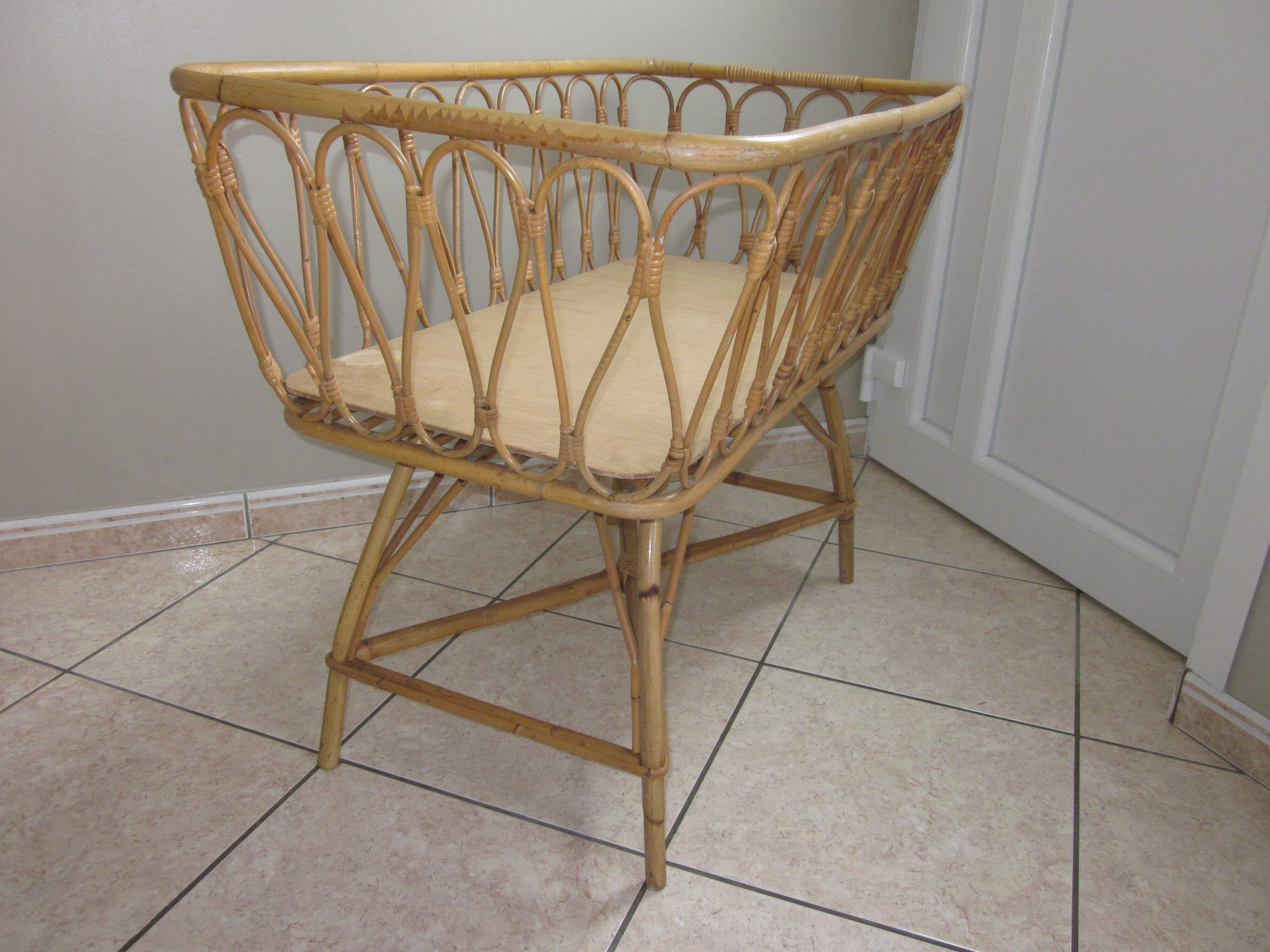 Baby vintage rattan bed