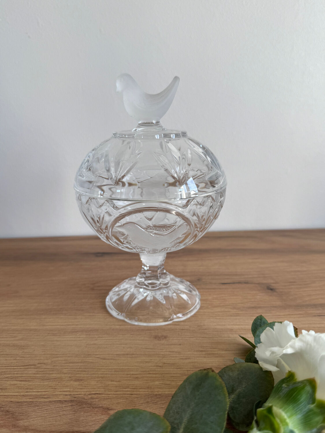 Vintage crystal bird bonbonnière