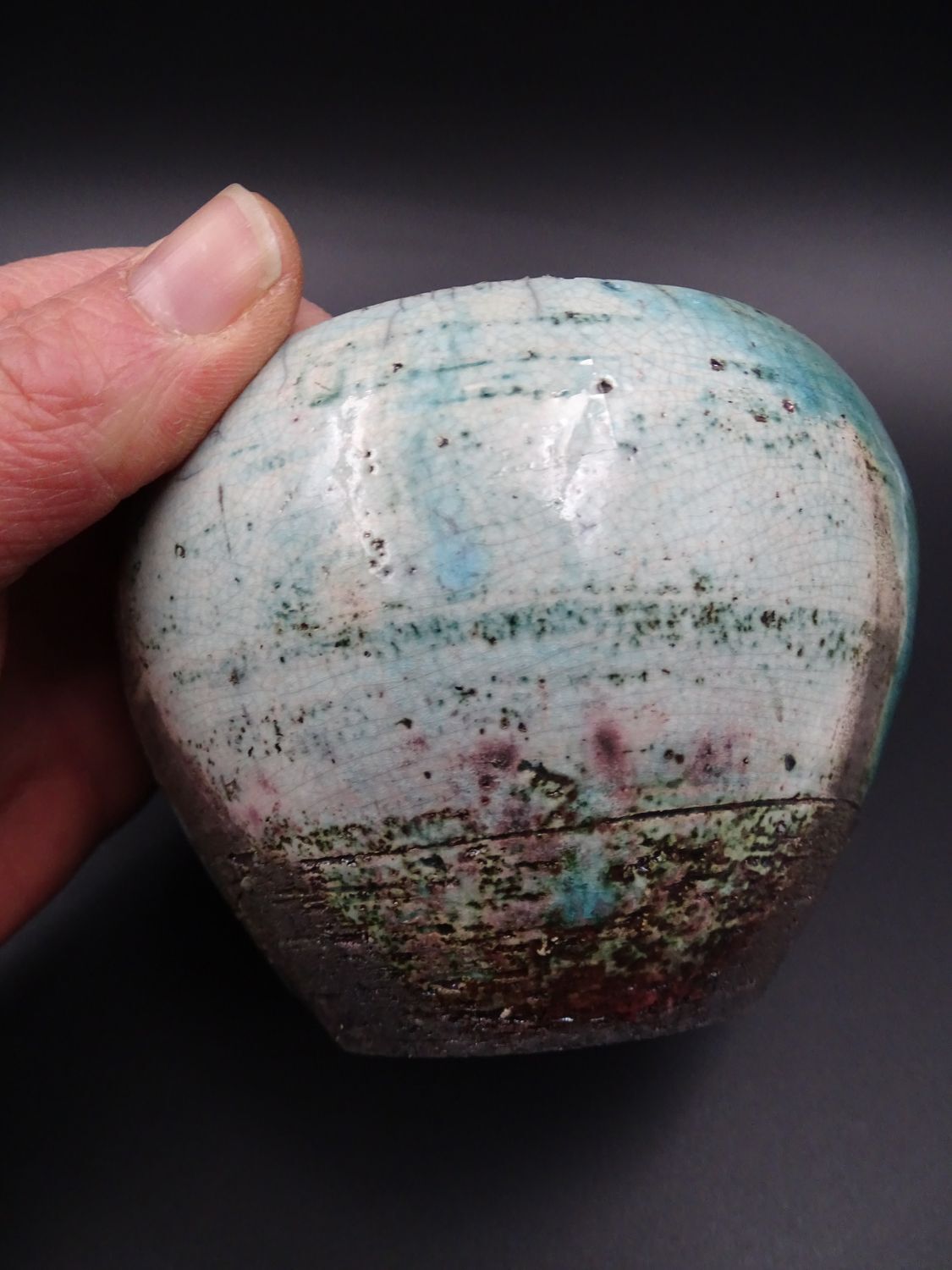 Boite en raku moderne signée, joli prise brutaliste et couleurs superbes