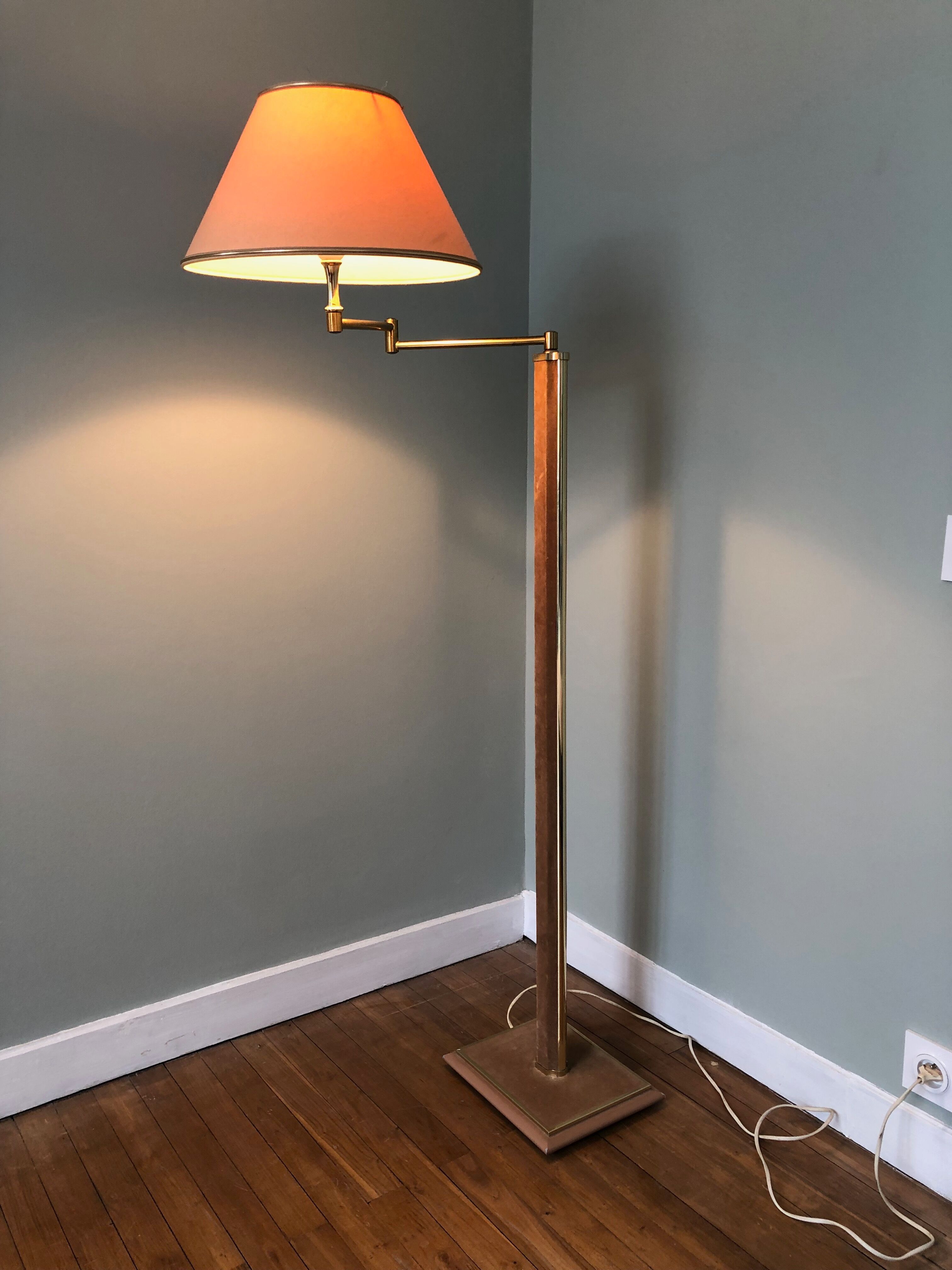 Articulated floor lamp in brass and velvet