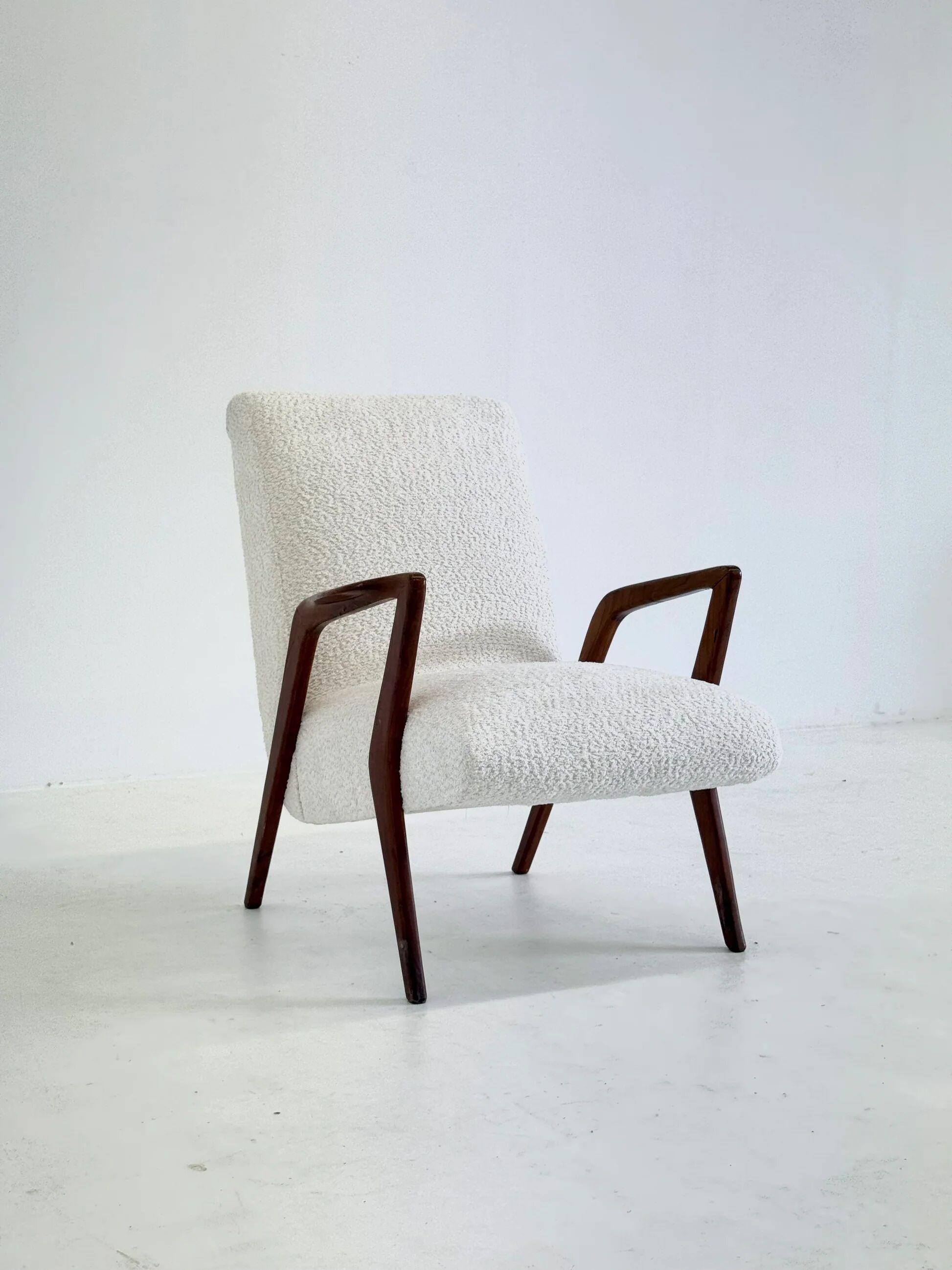 Italian mid-century lounge chair in cherry wood with white bouclé