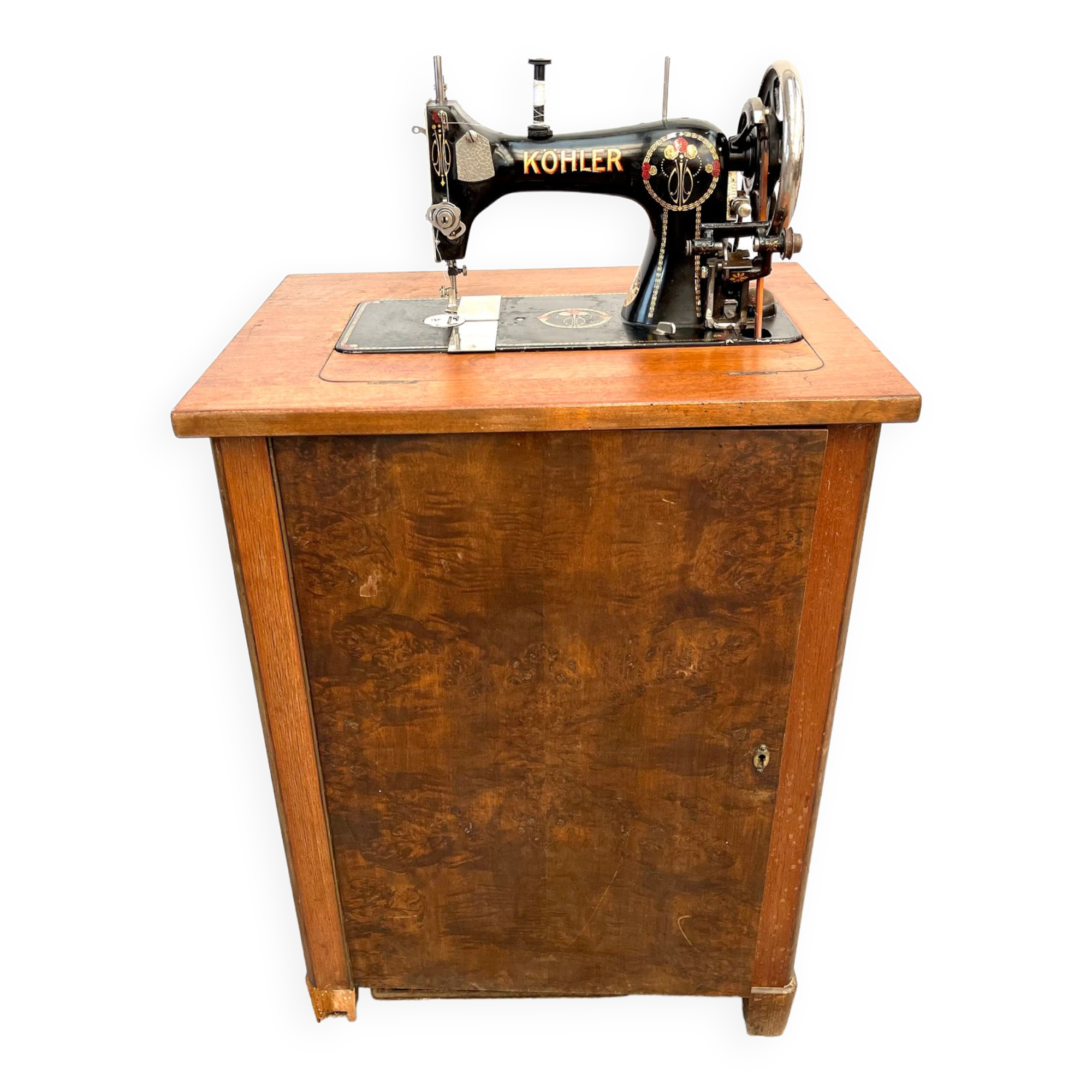 Mechanical Kohler sewing machine and its furniture with manual and replacement needle