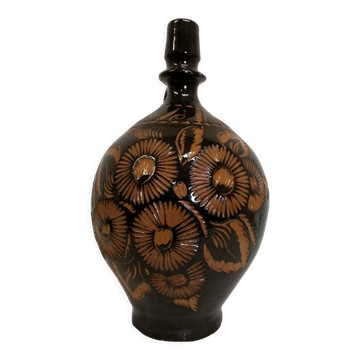 Jug in varnished sandstone