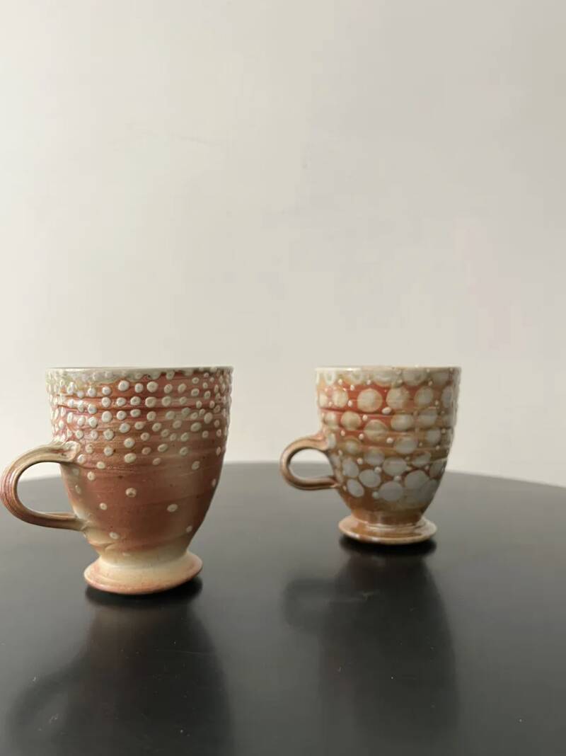 Set of 2 enamelled stoneware mugs with stylised polka dots.