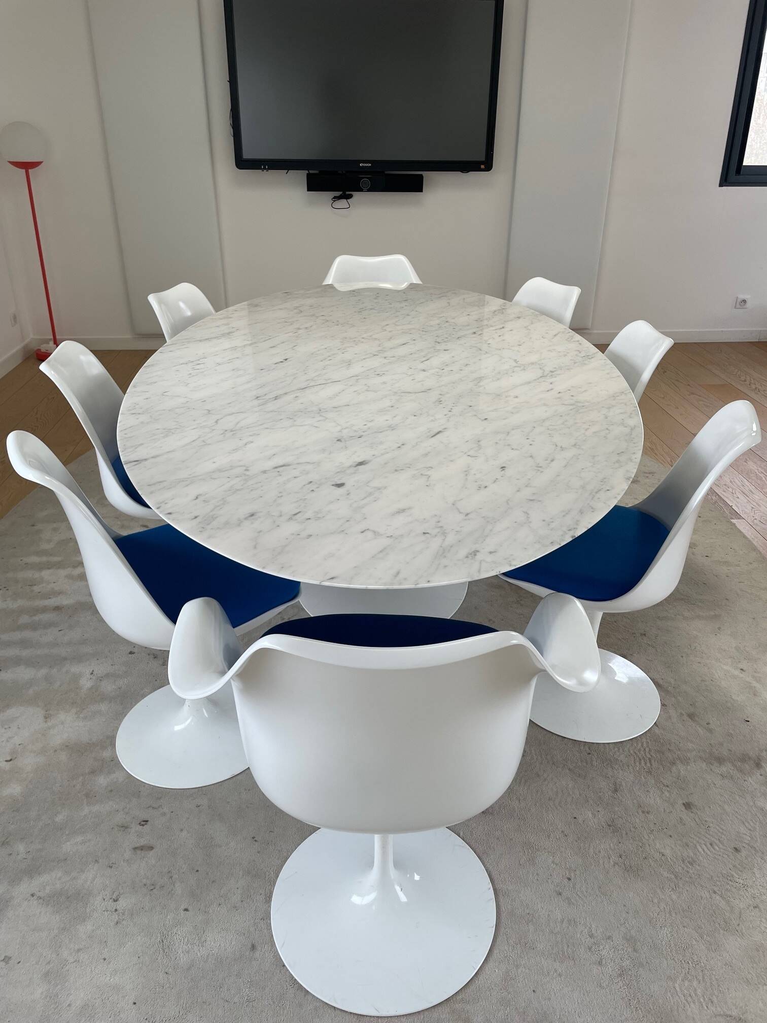Oval Knoll Saarinen table in Carrara marble + 8 original Tulip chairs