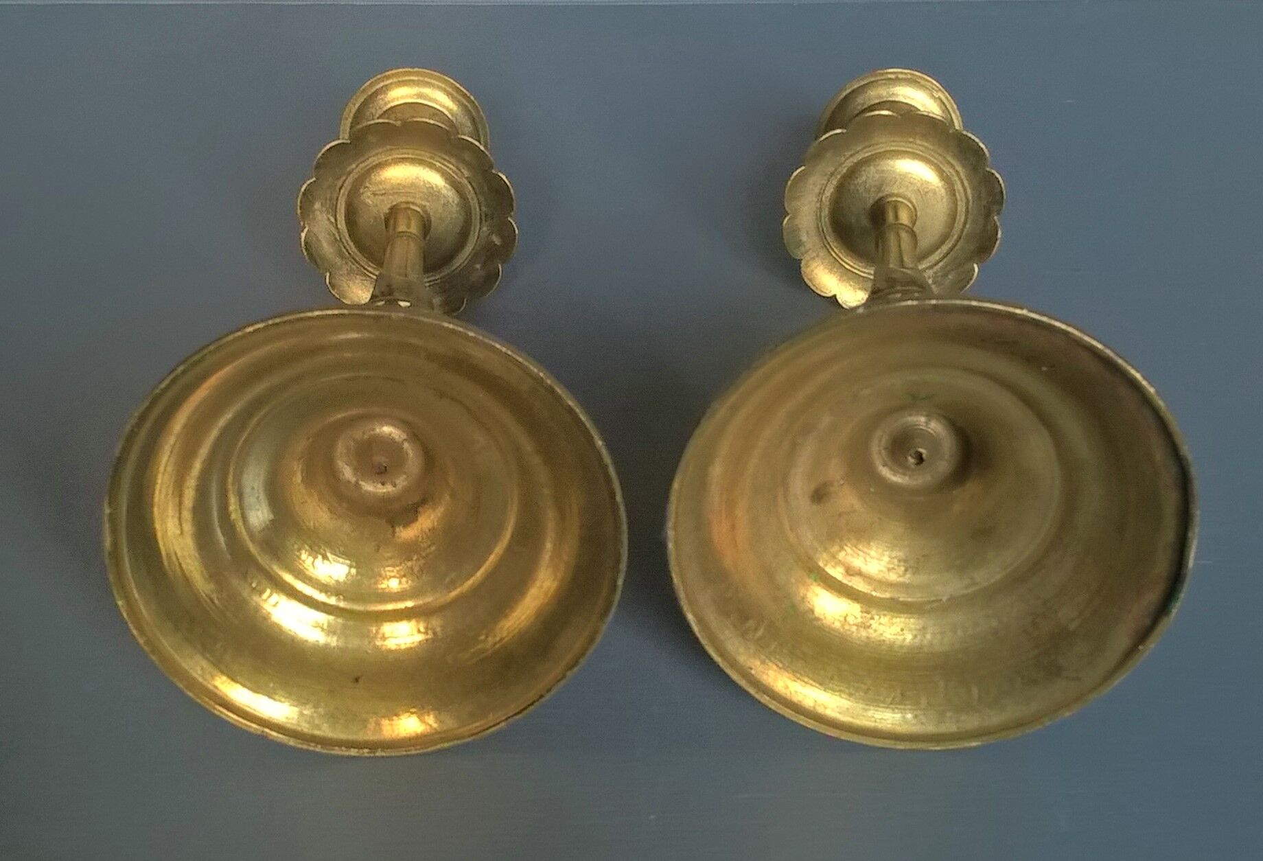 Pair of art-deco candlesticks with floral motifs and palmettes 20th century