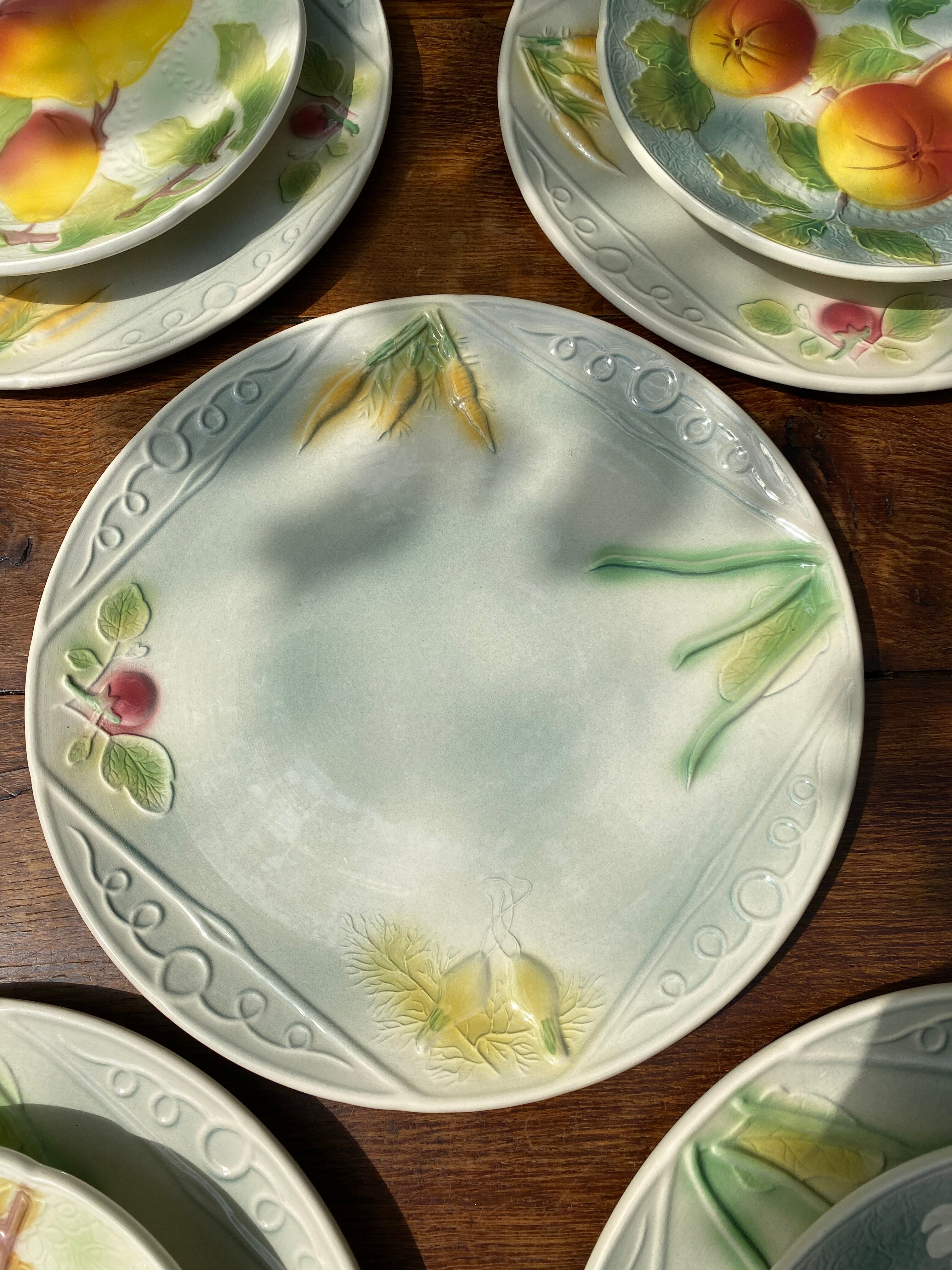 Service 10 plates and 14 sub-plates St Clement