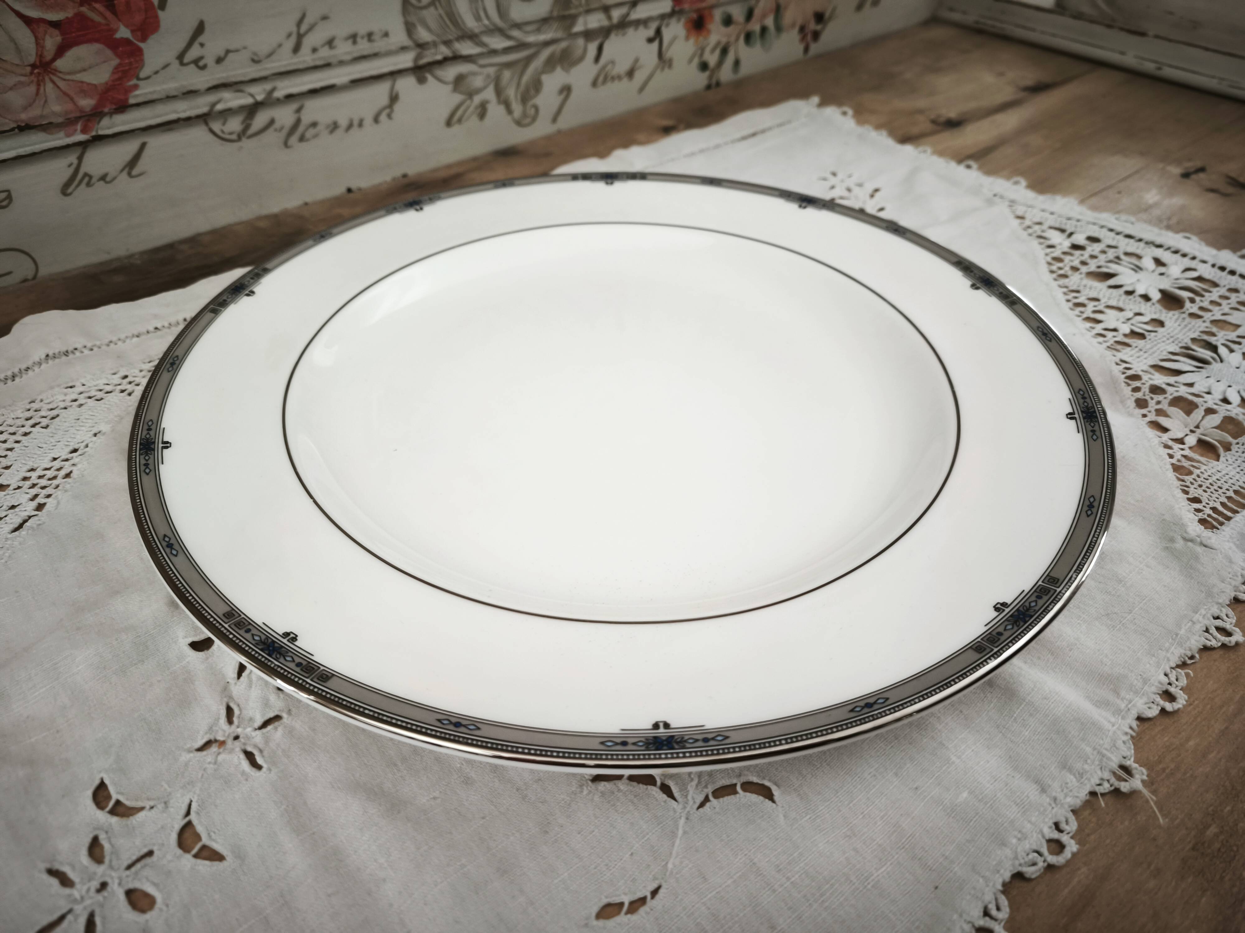 Large round plate in English porcelain Wedgwood model Amherst.