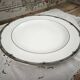 Large round plate in English porcelain Wedgwood model Amherst.