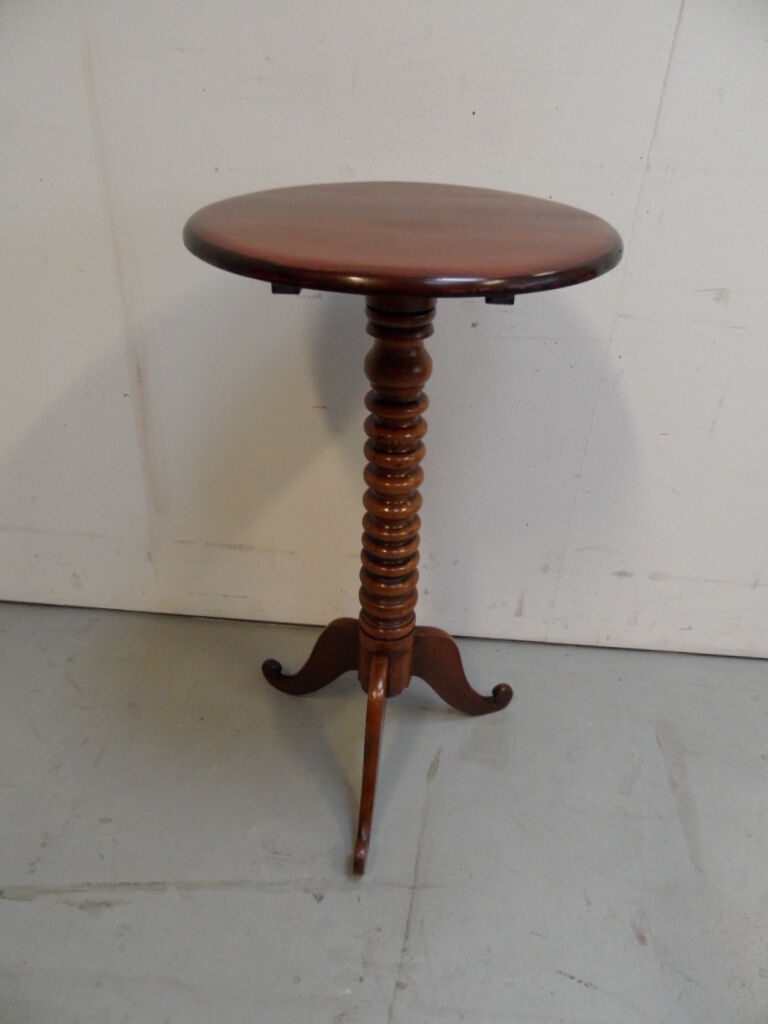 Table à vin en acajou antique