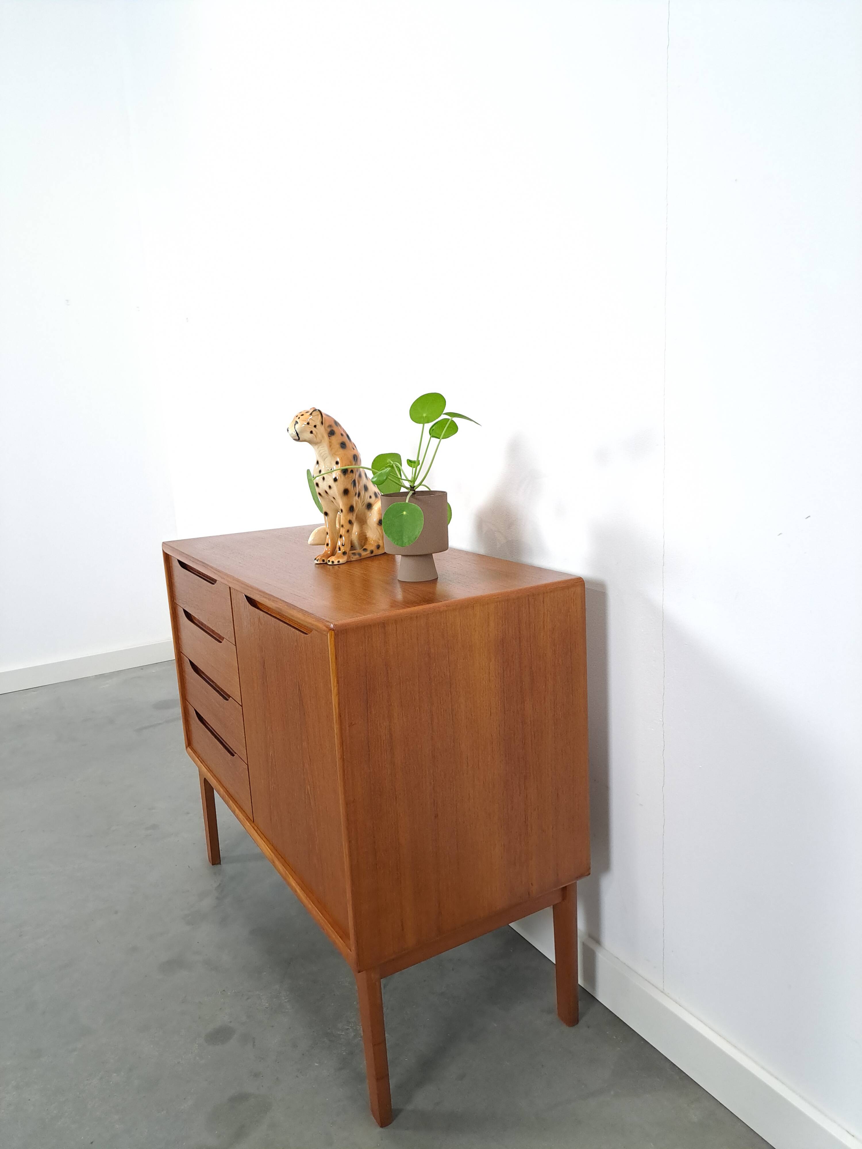 Teak Deens dressoir met lades vintage