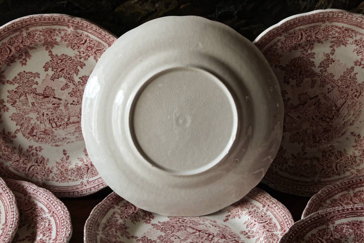 Set of 11 dessert plates in English earthenware.