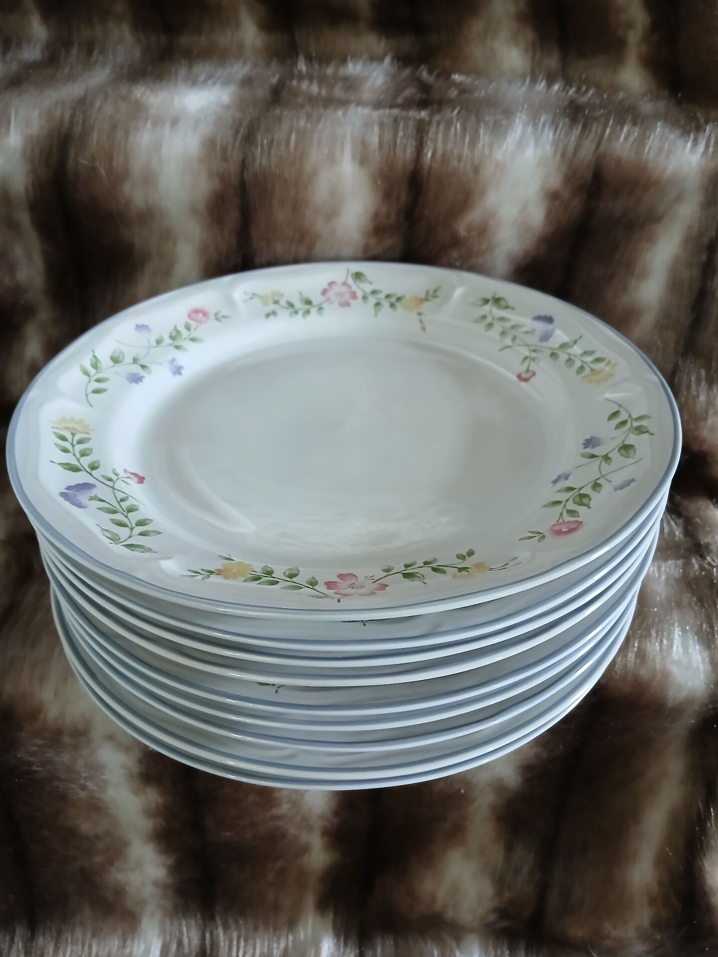 9 dinner plates English Garden