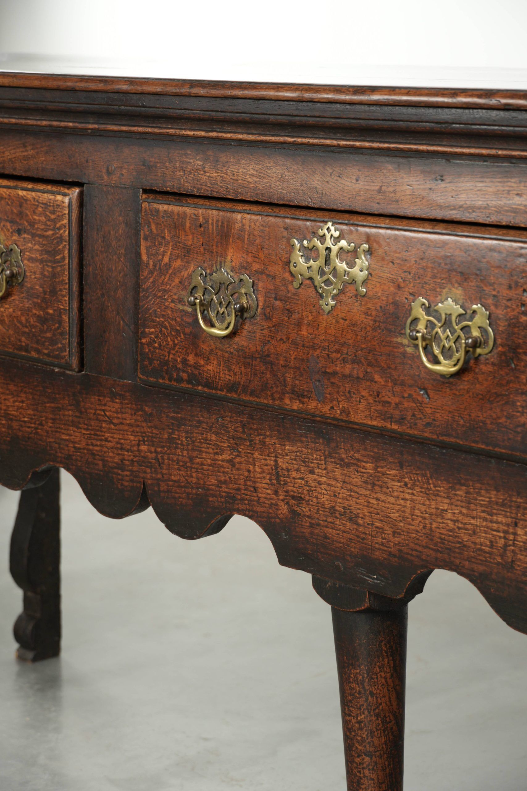 English antique oak sideboard with 3 drawers from the early 18th century