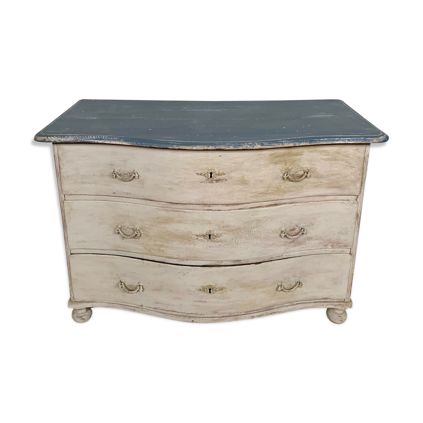 Curved chest of drawers in fine oak XVlllème
