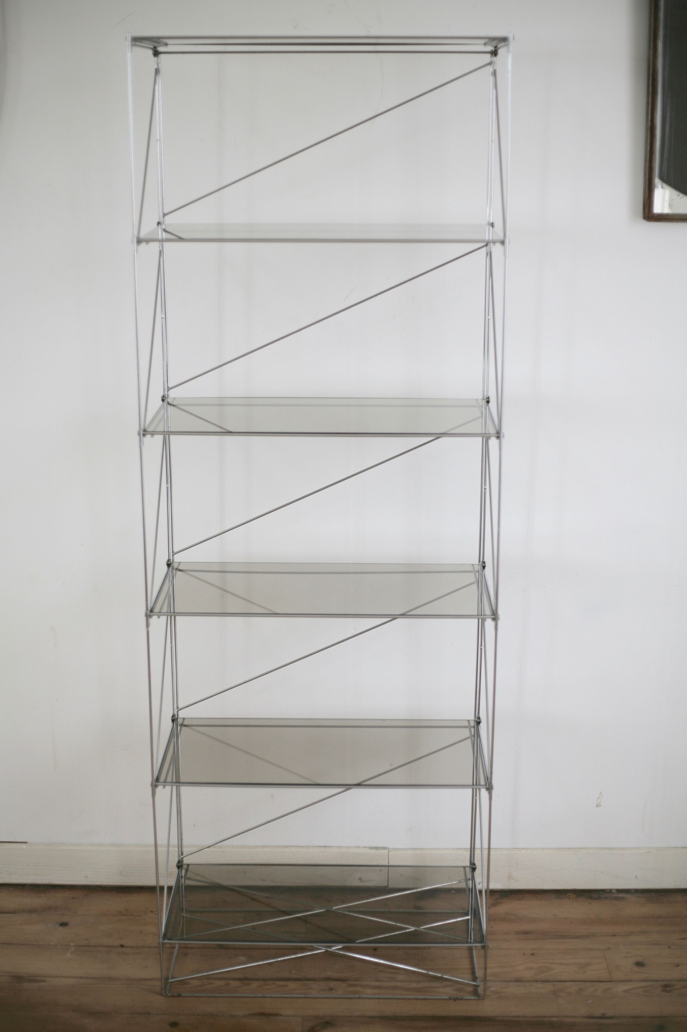Etagère Isocèle de Max Sauze, acier et verre fumé, France circa 1970