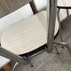 2 chaises en Formica blanc-gris des années 70