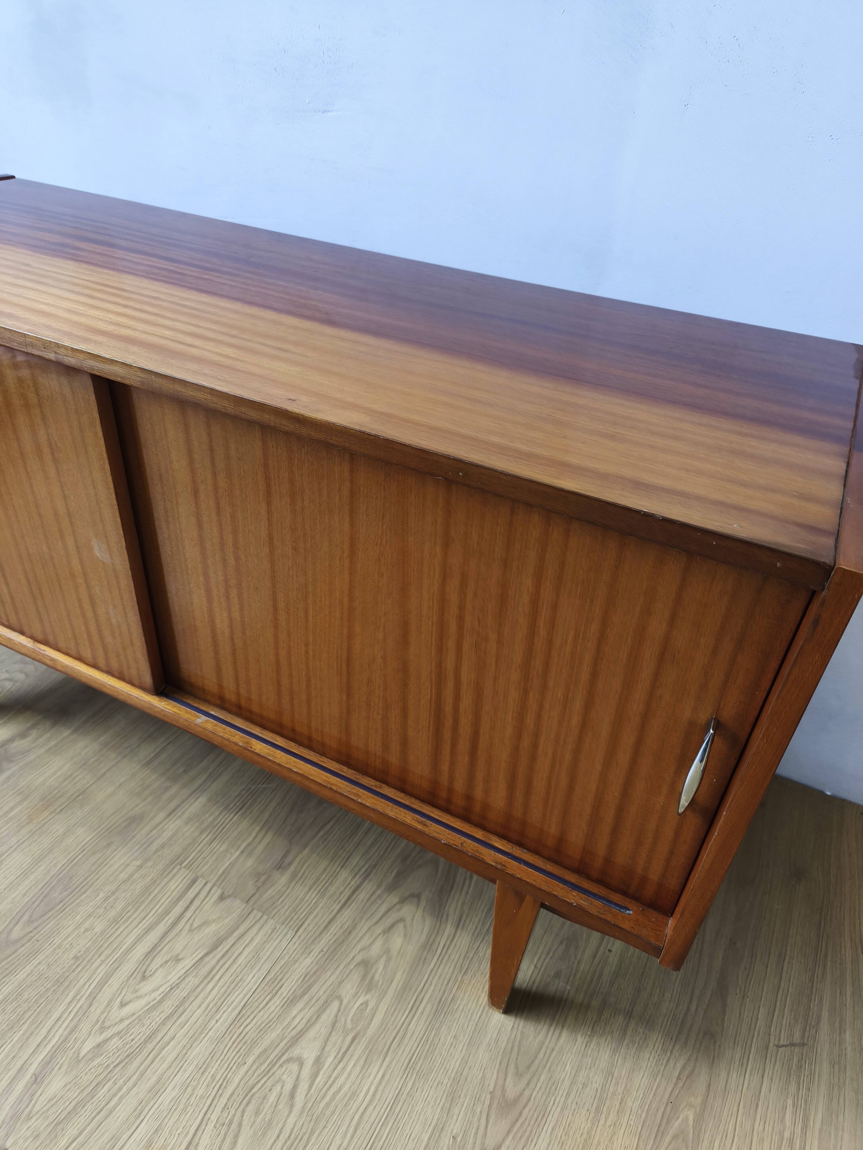 Buffet moderniste des années 1970.