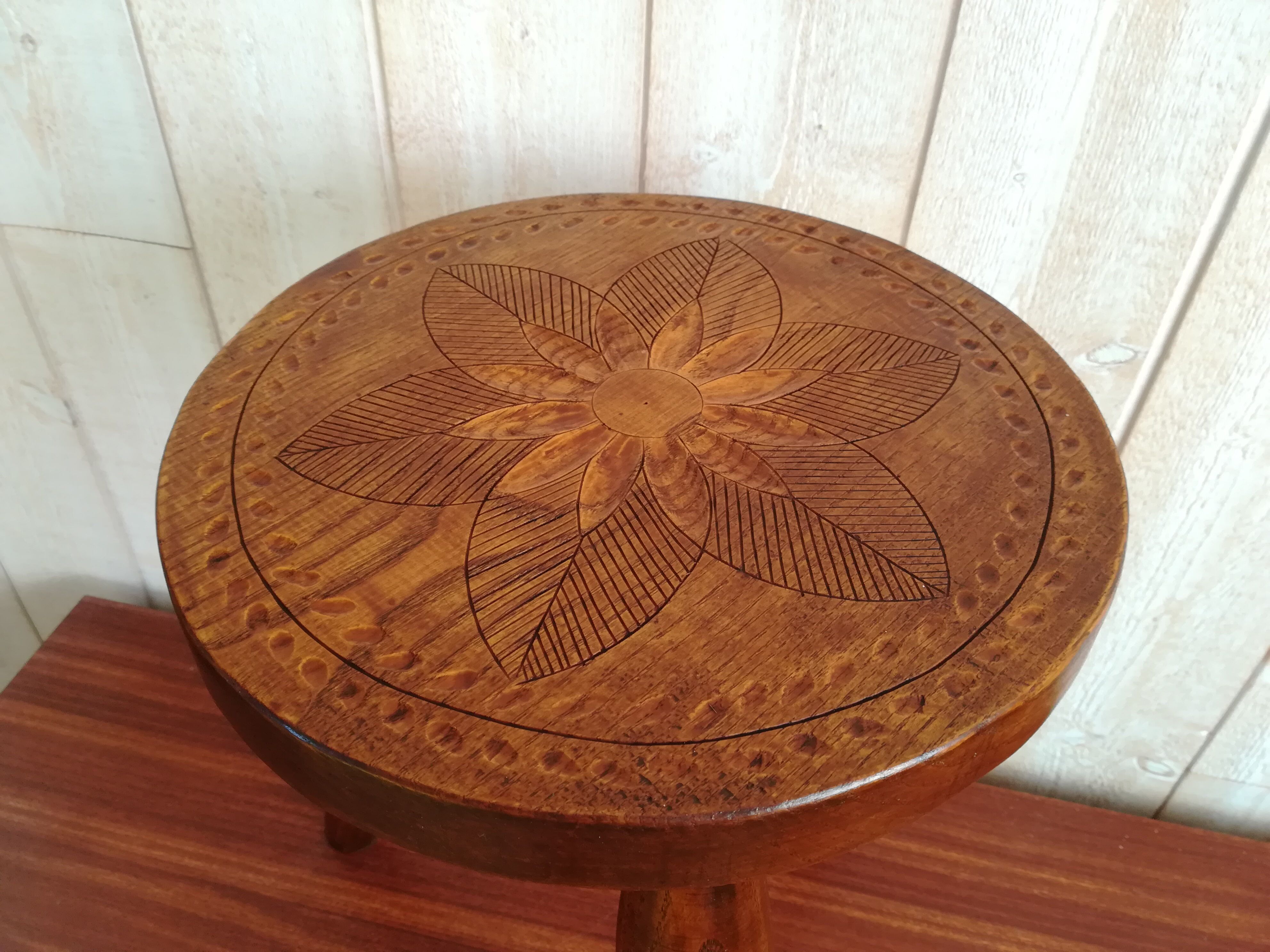 Tabouret bois sculpté