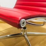 Chaise en aluminium EA116 de Charles & Ray Eames