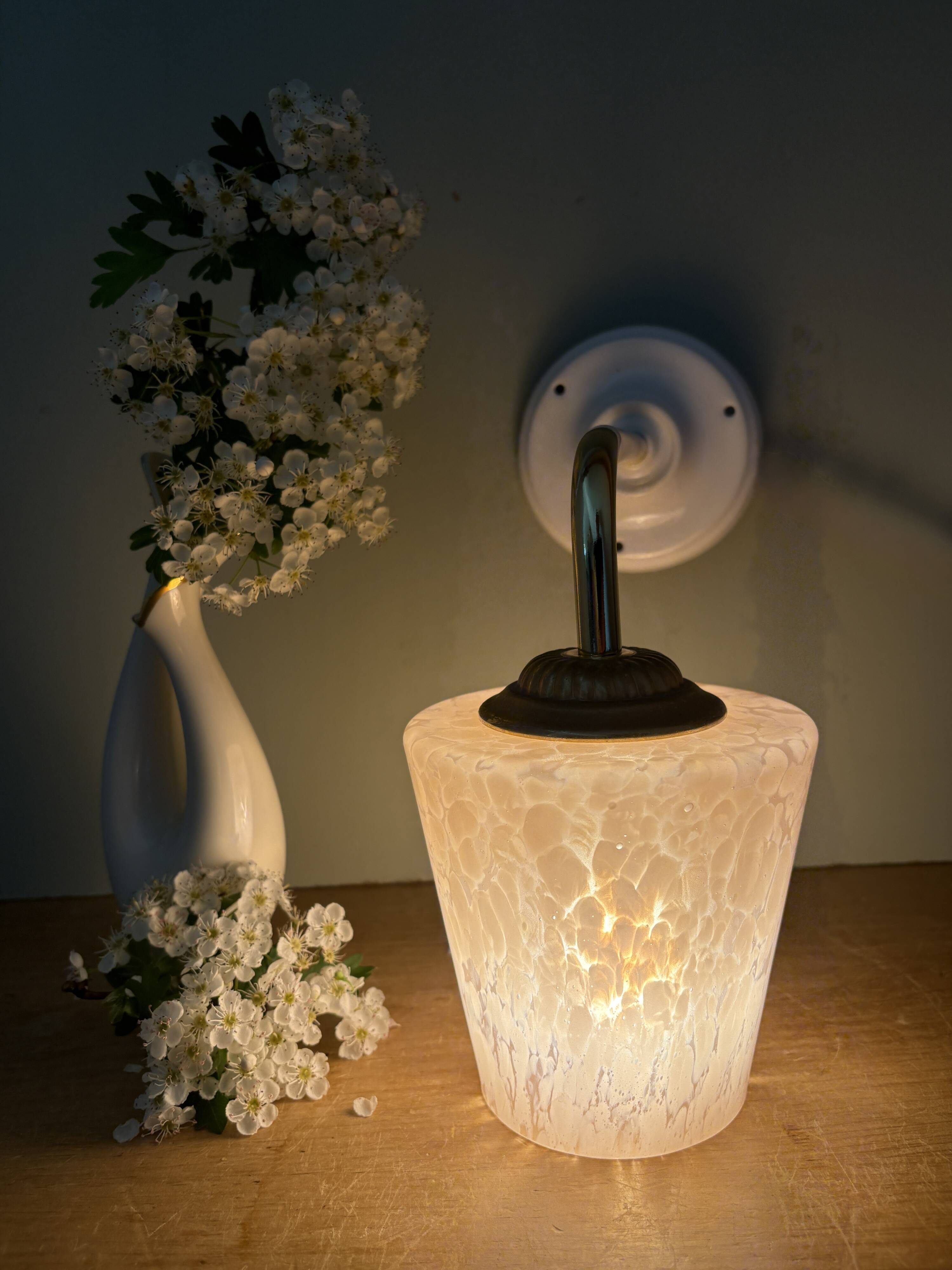 Vintage tulip wall lamp in pink Clichy glass