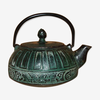 Japanese teapot in patinated green cast decorated with motifs