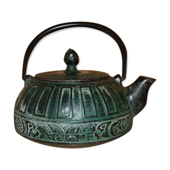 Japanese teapot in patinated green cast decorated with motifs