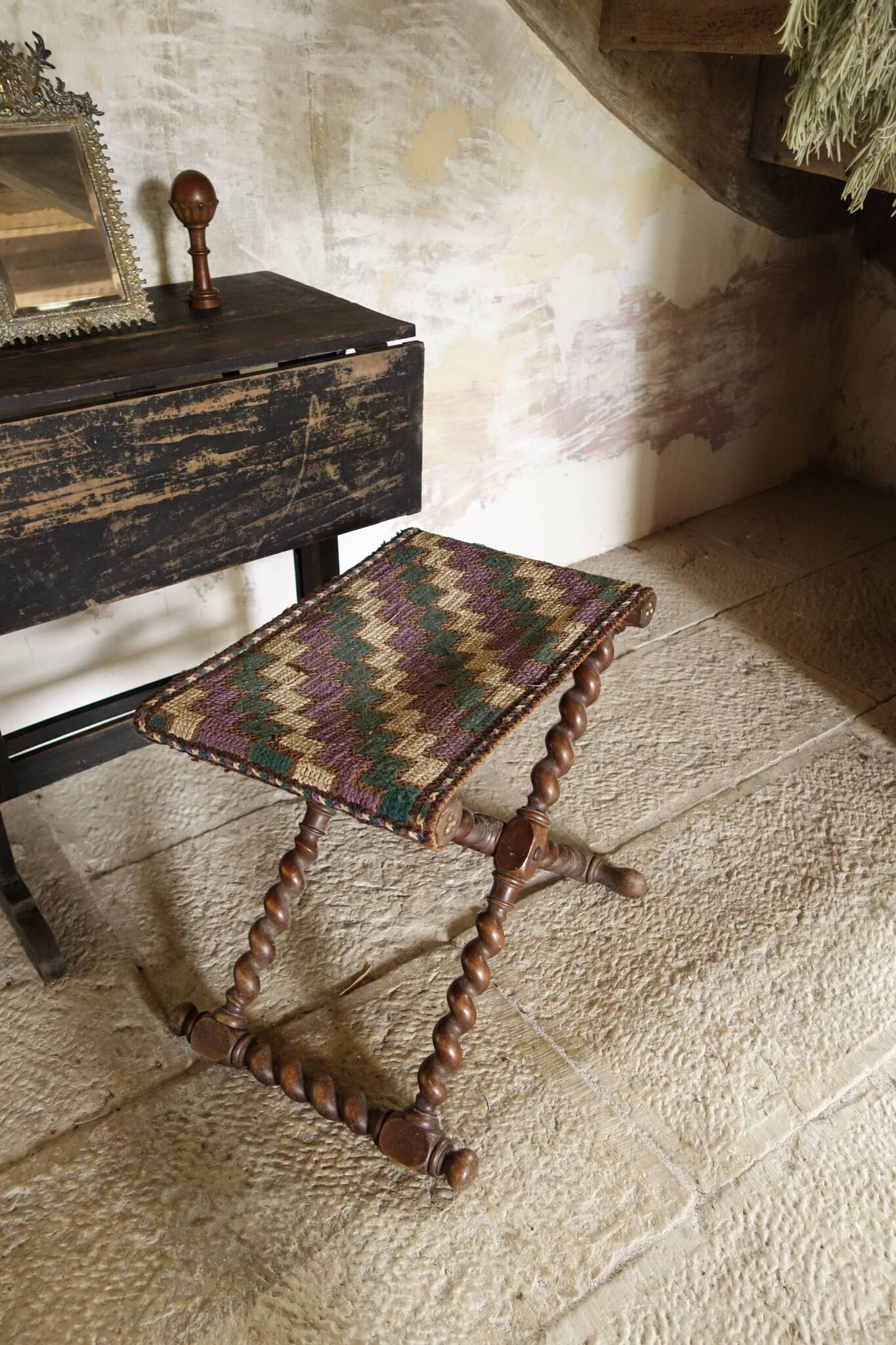Tabouret pliant vintage à pieds torsadés