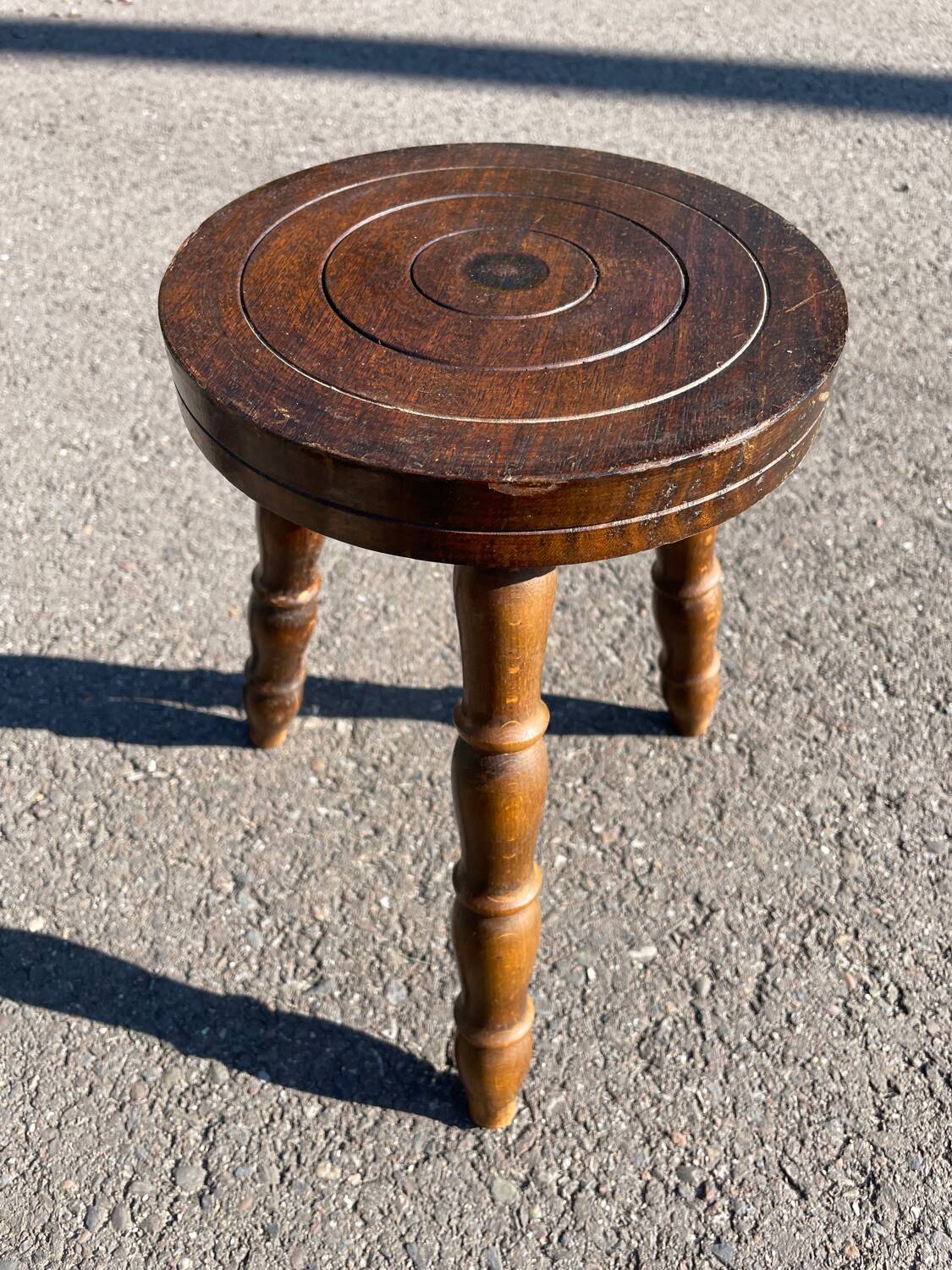 Tabouret tripode en bois tourné