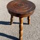 Tabouret tripode en bois tourné