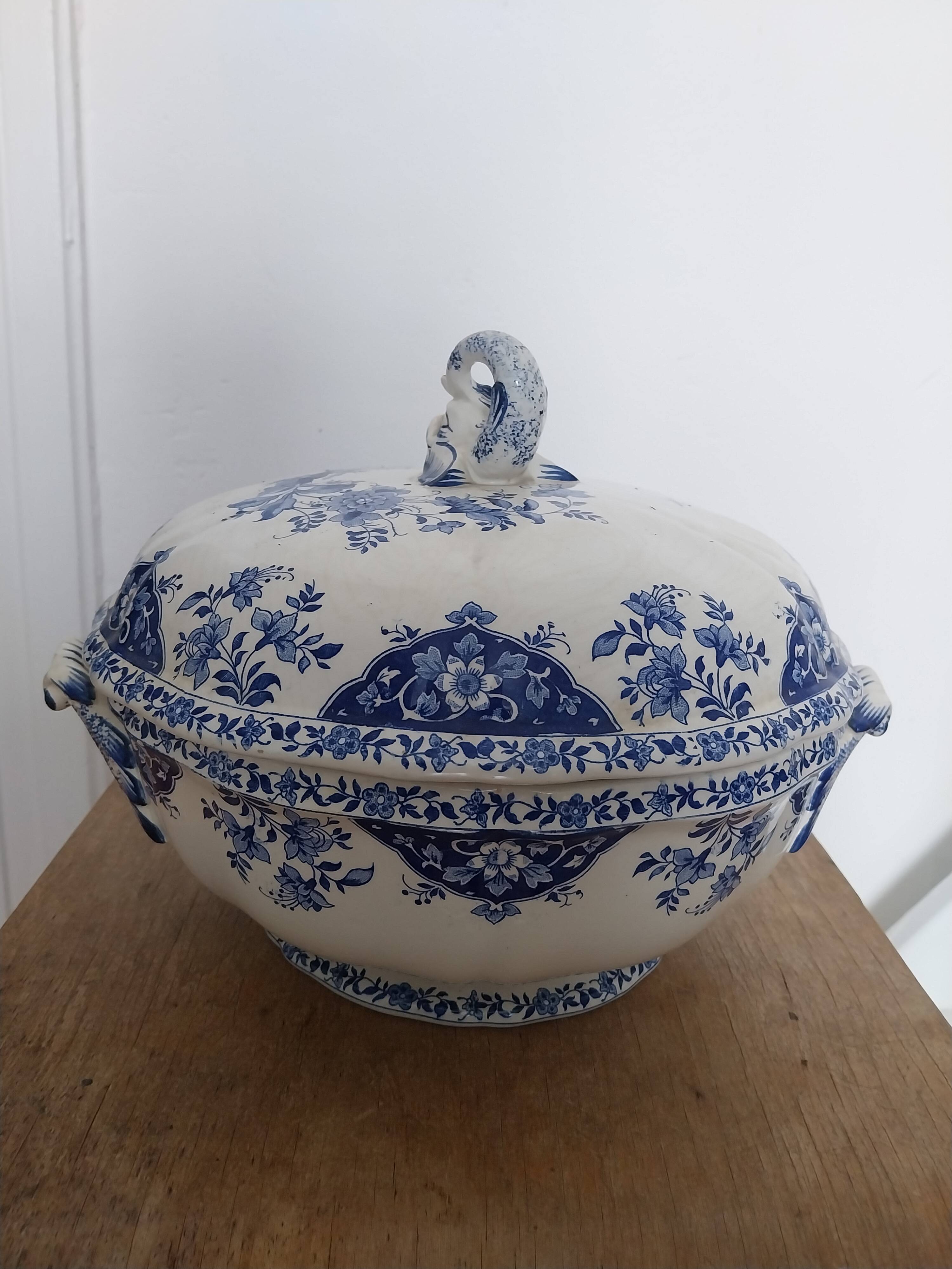 Soup tureen Giens Delft