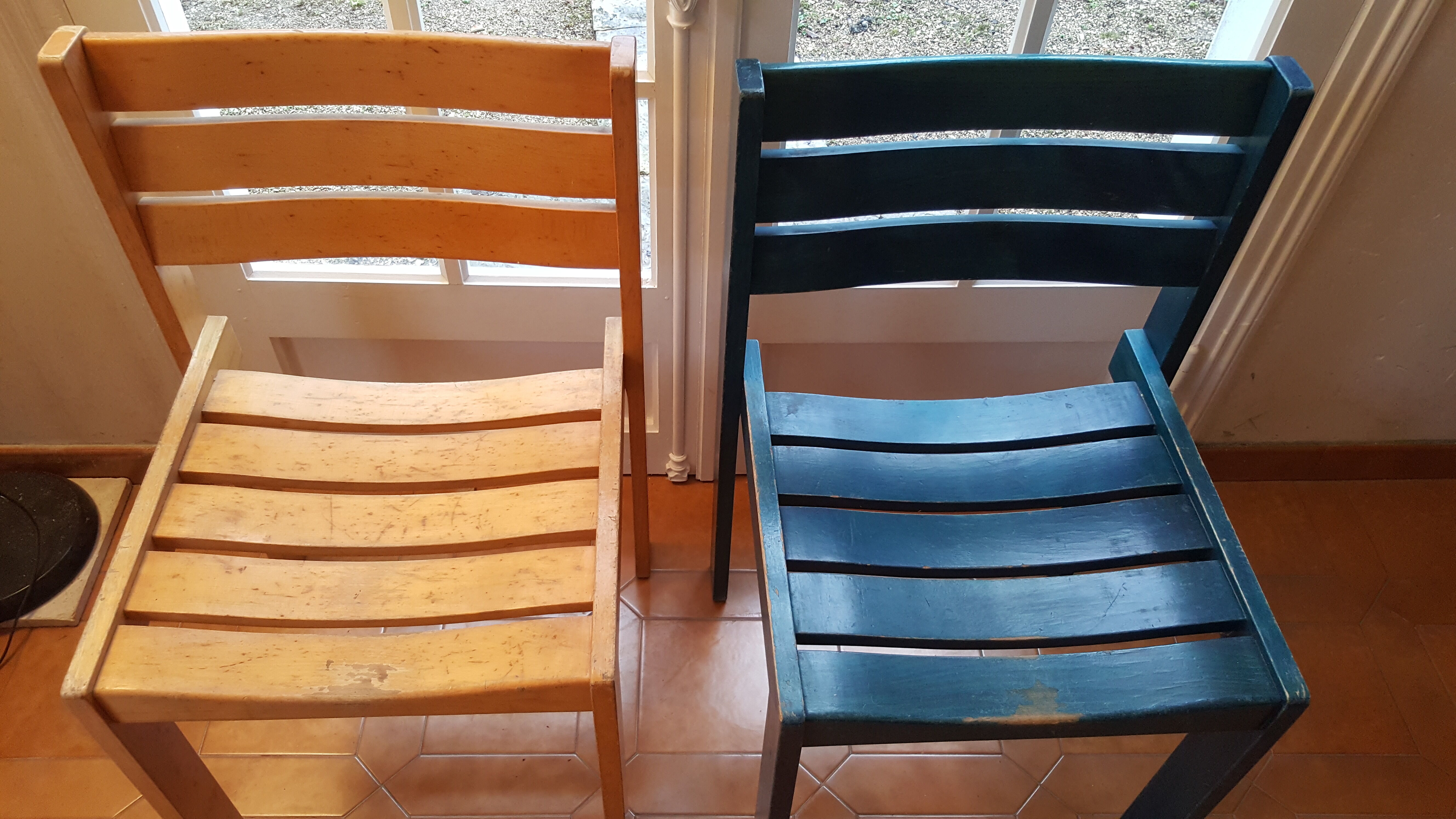 Lot of 5 Scandinavian chairs varnished and blue duck