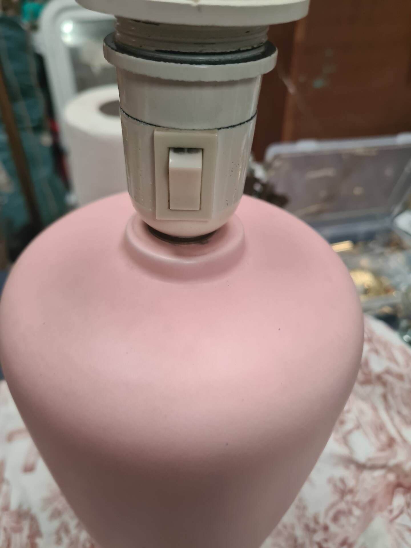paire de lampes 1970 ceramique rose mat et abat jour blanc cassé  neuf inte