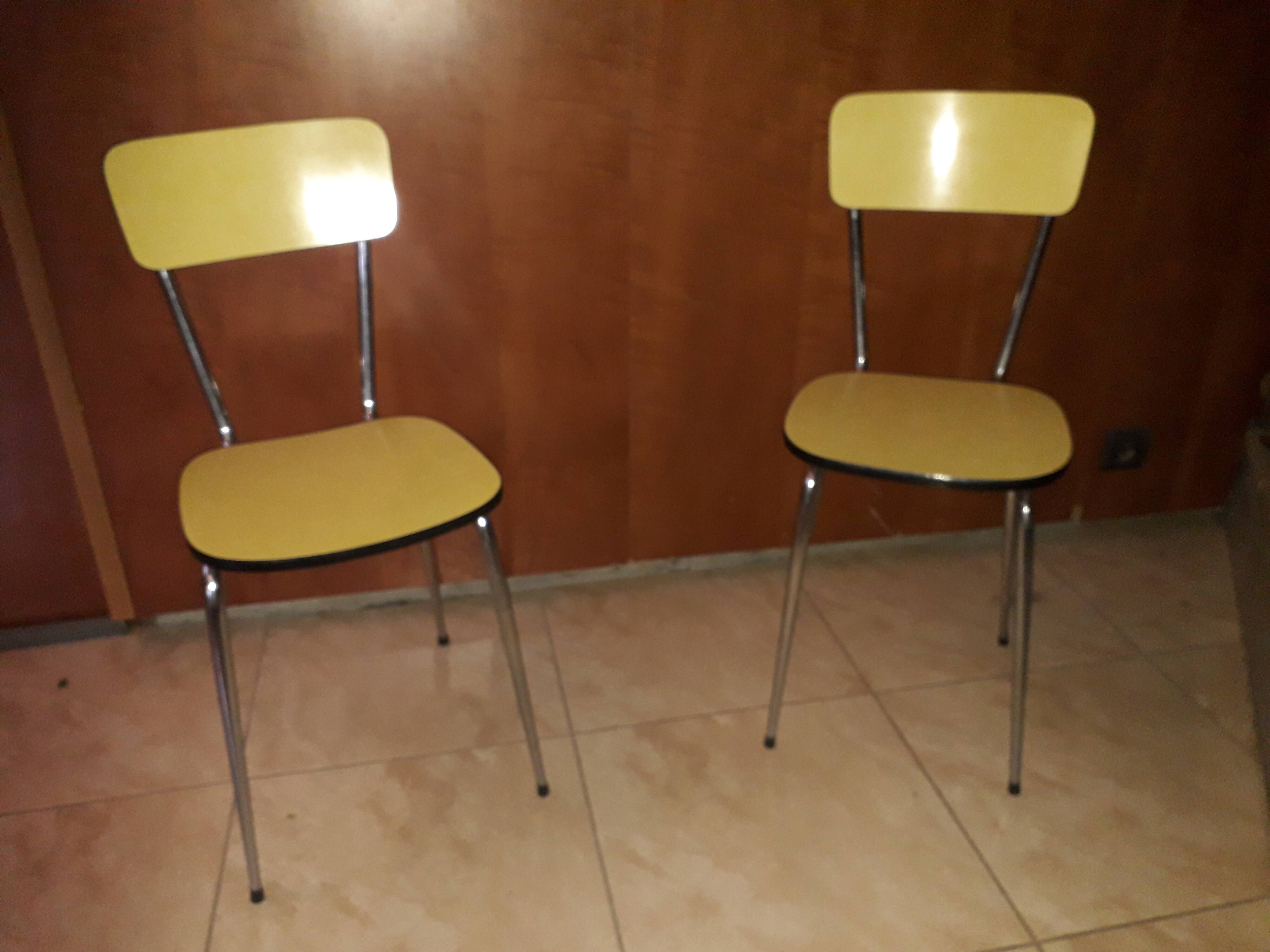 Paire de chaises en formica jaune  vintage