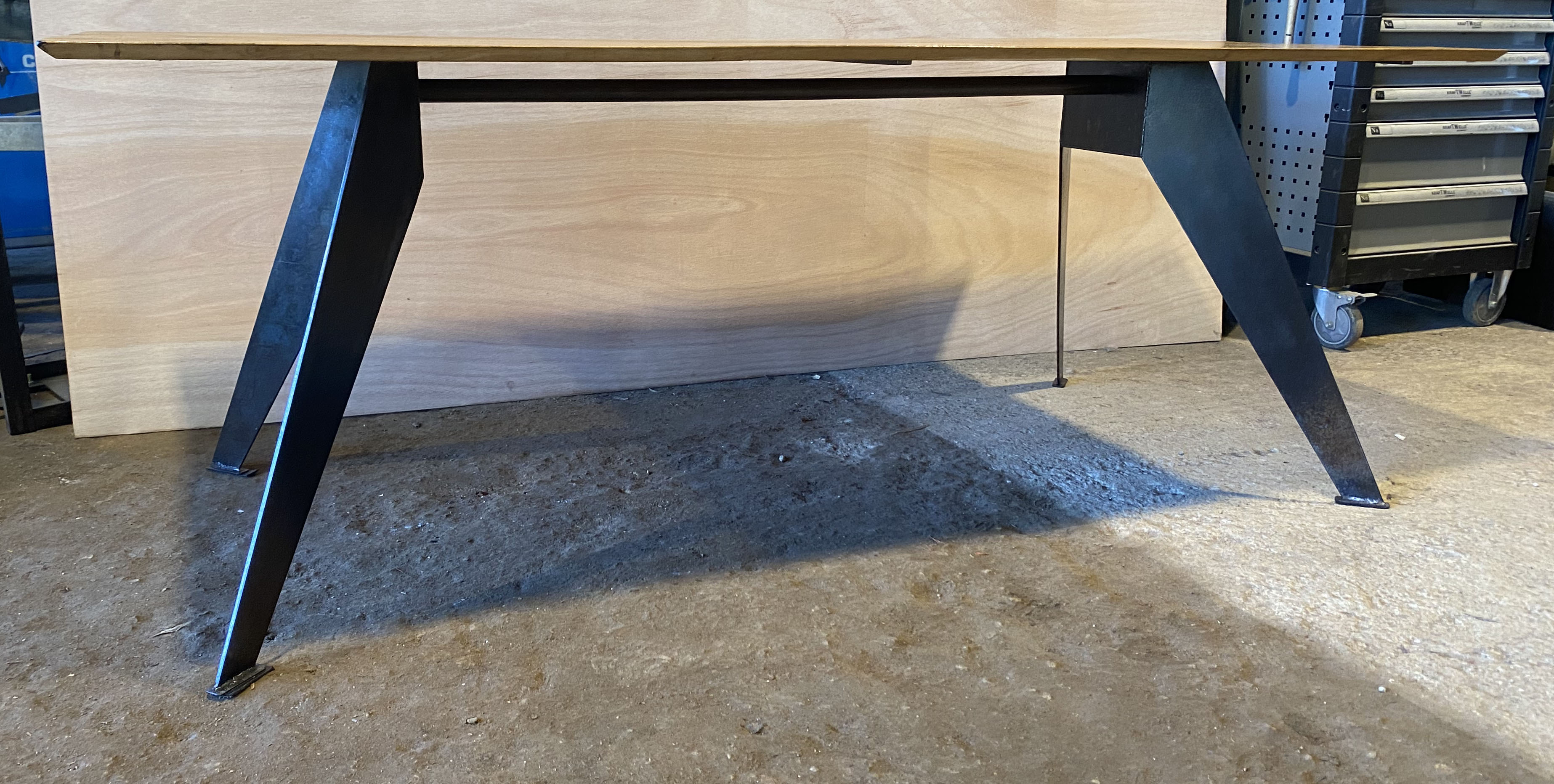 Blade table in Acacia