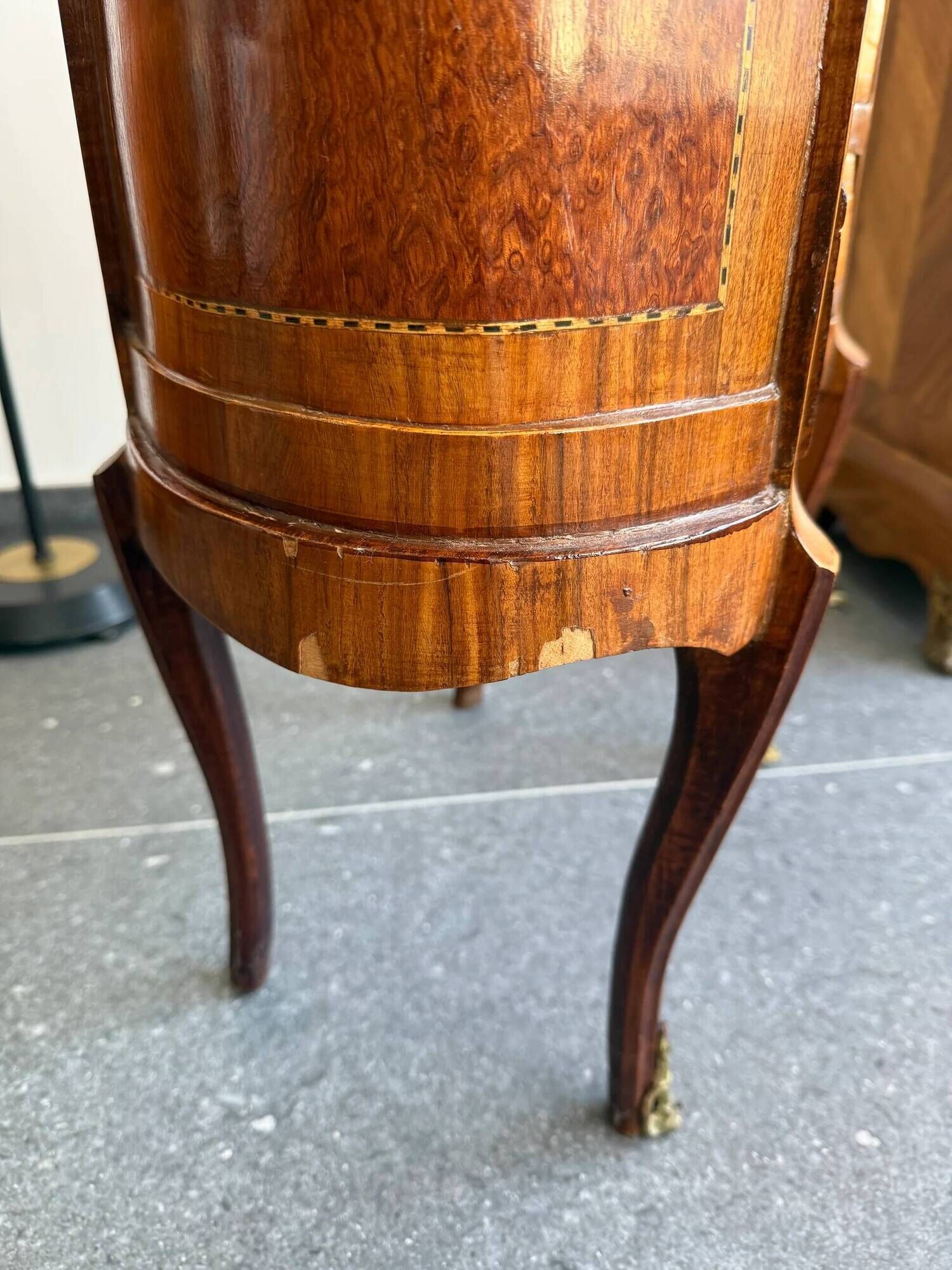 Commode galbée demi-lune en marqueterie – style Louis XV, fin XIXe siècle