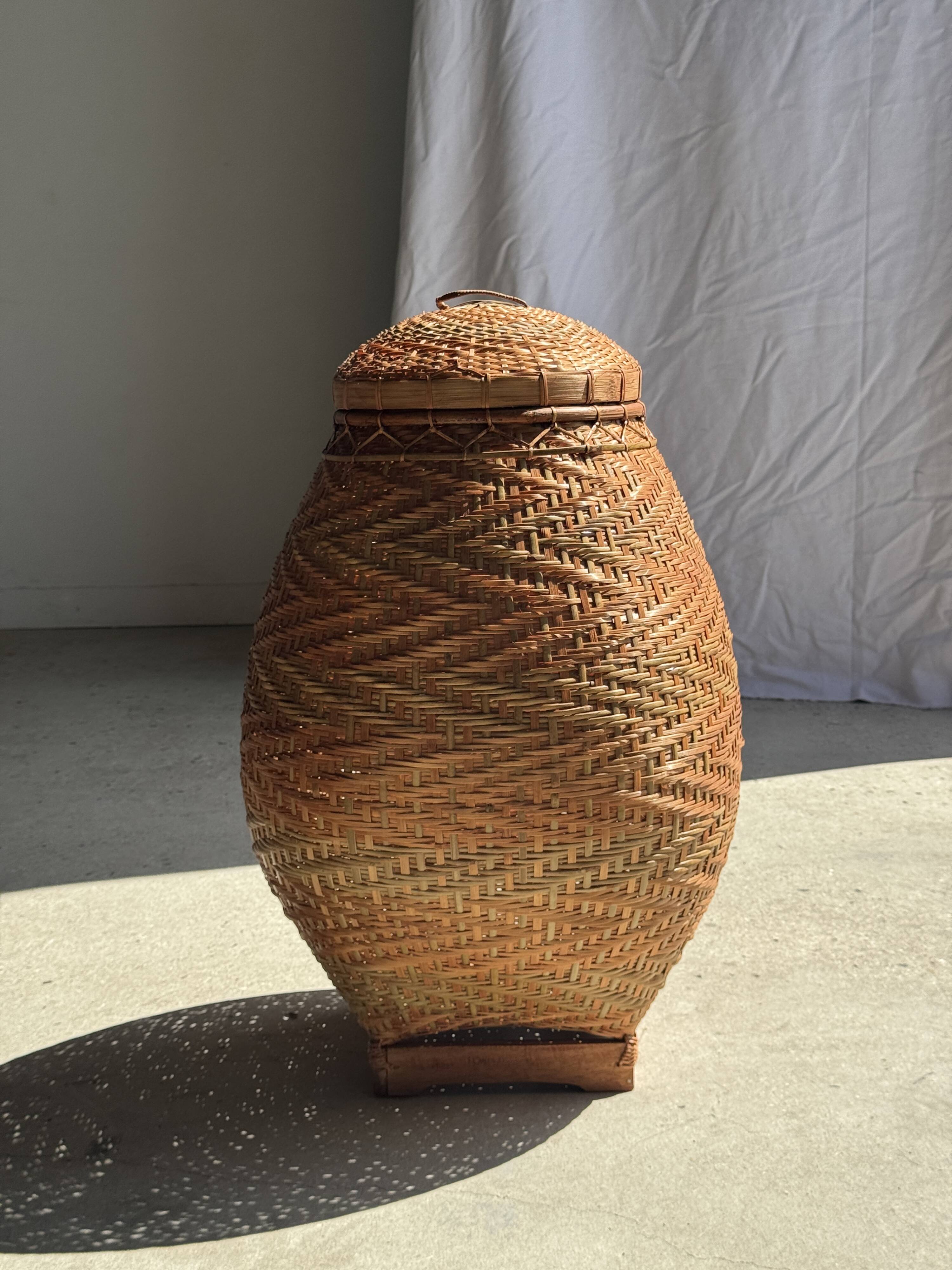 Large oval basket Indonesian weaving with lid H65 D50