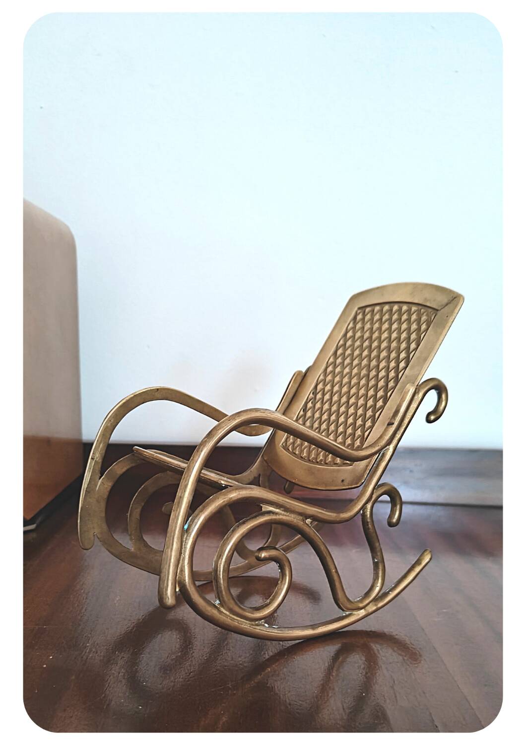 Chaise berçante en laiton vintage - grande miniature