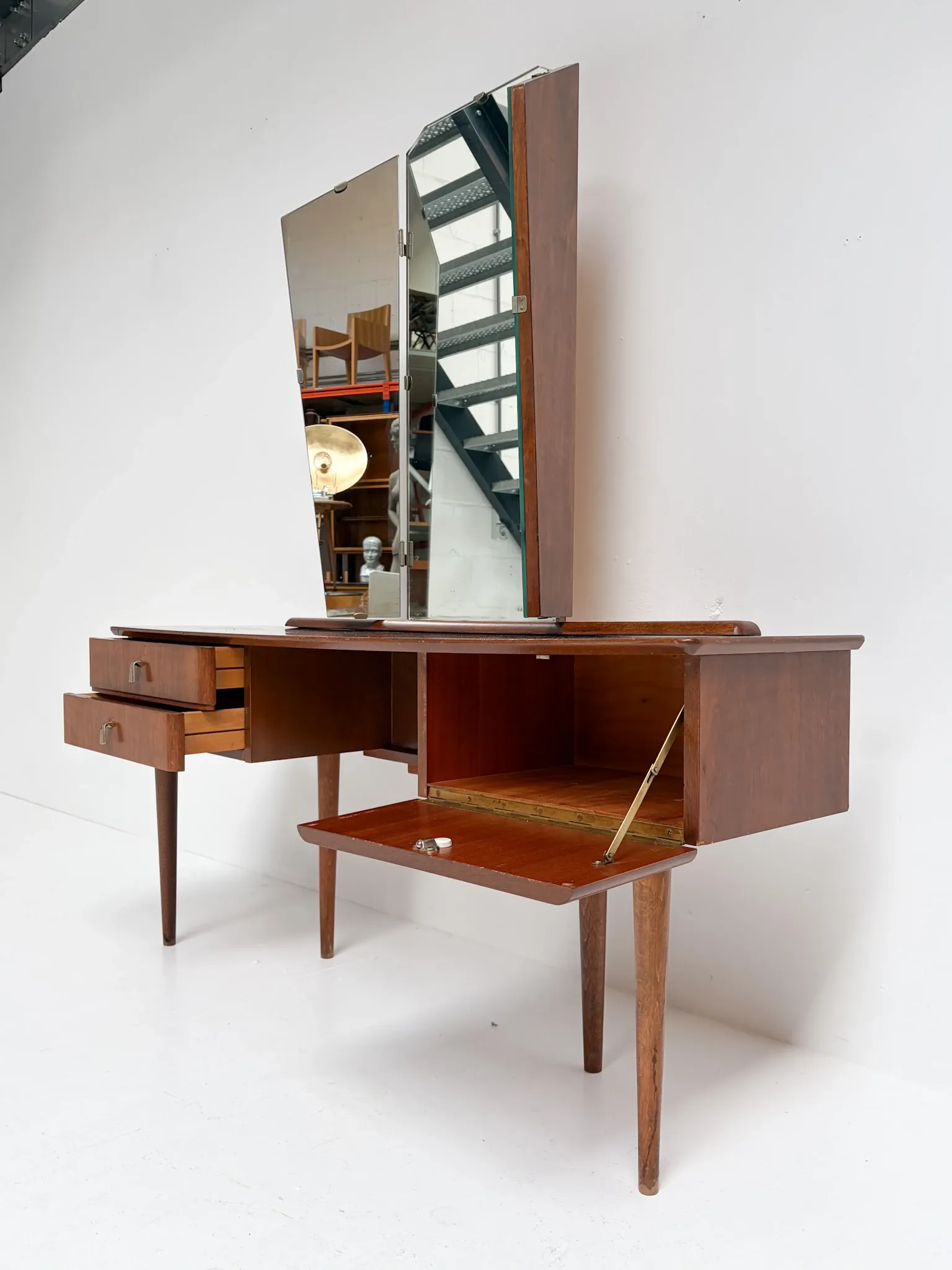 Vintage dressing table with fold-out mirrors, 1950’s