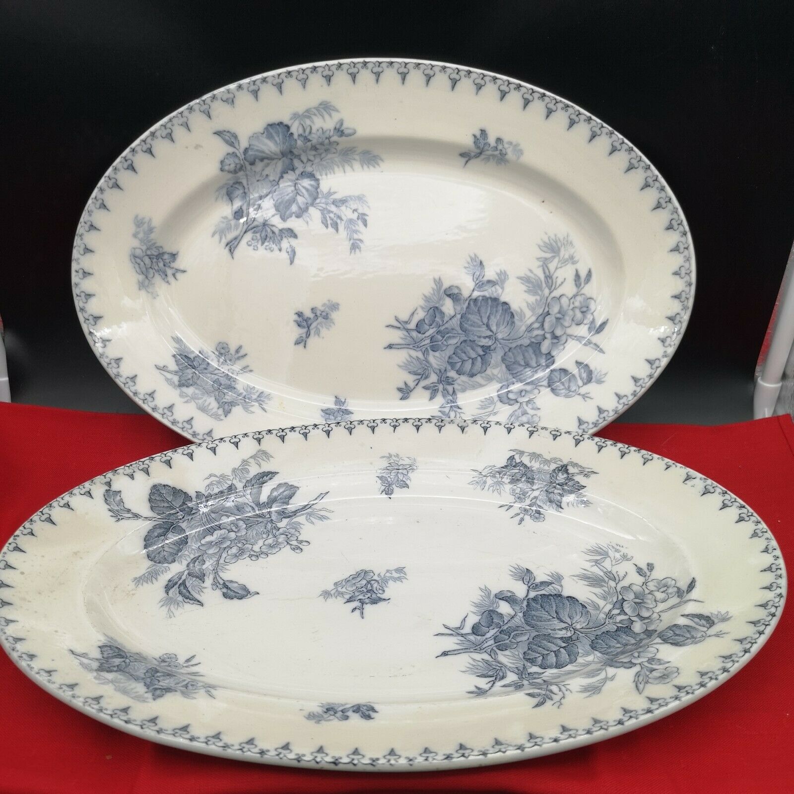 Paire de plats ovales faïence Sarreguemines modèle Flore