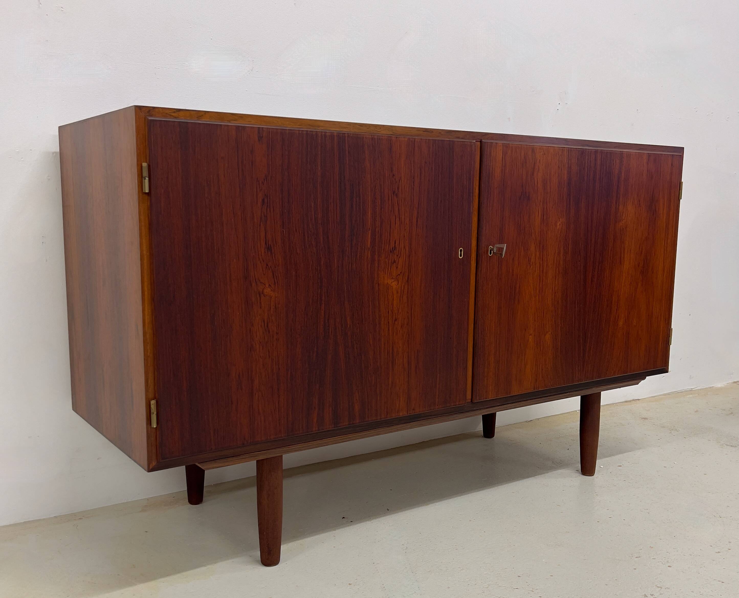 Buffet en palissandre par Gunni Omann, Danemark, années 1960.