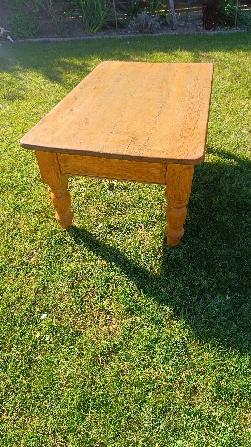 Solid oak coffee table with turned legs.